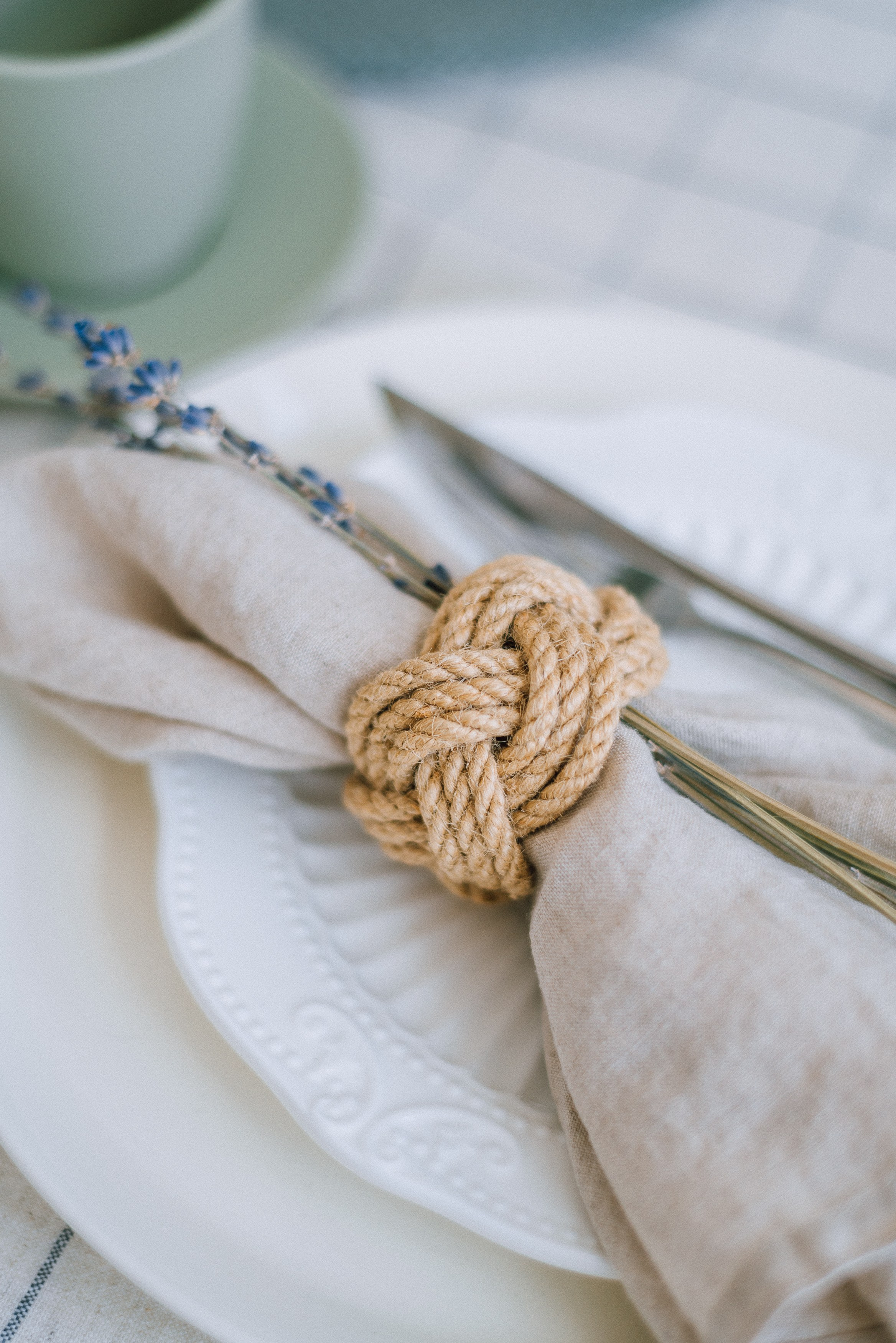 Серая салфетка в сервировочном кольце лежит на тарелке