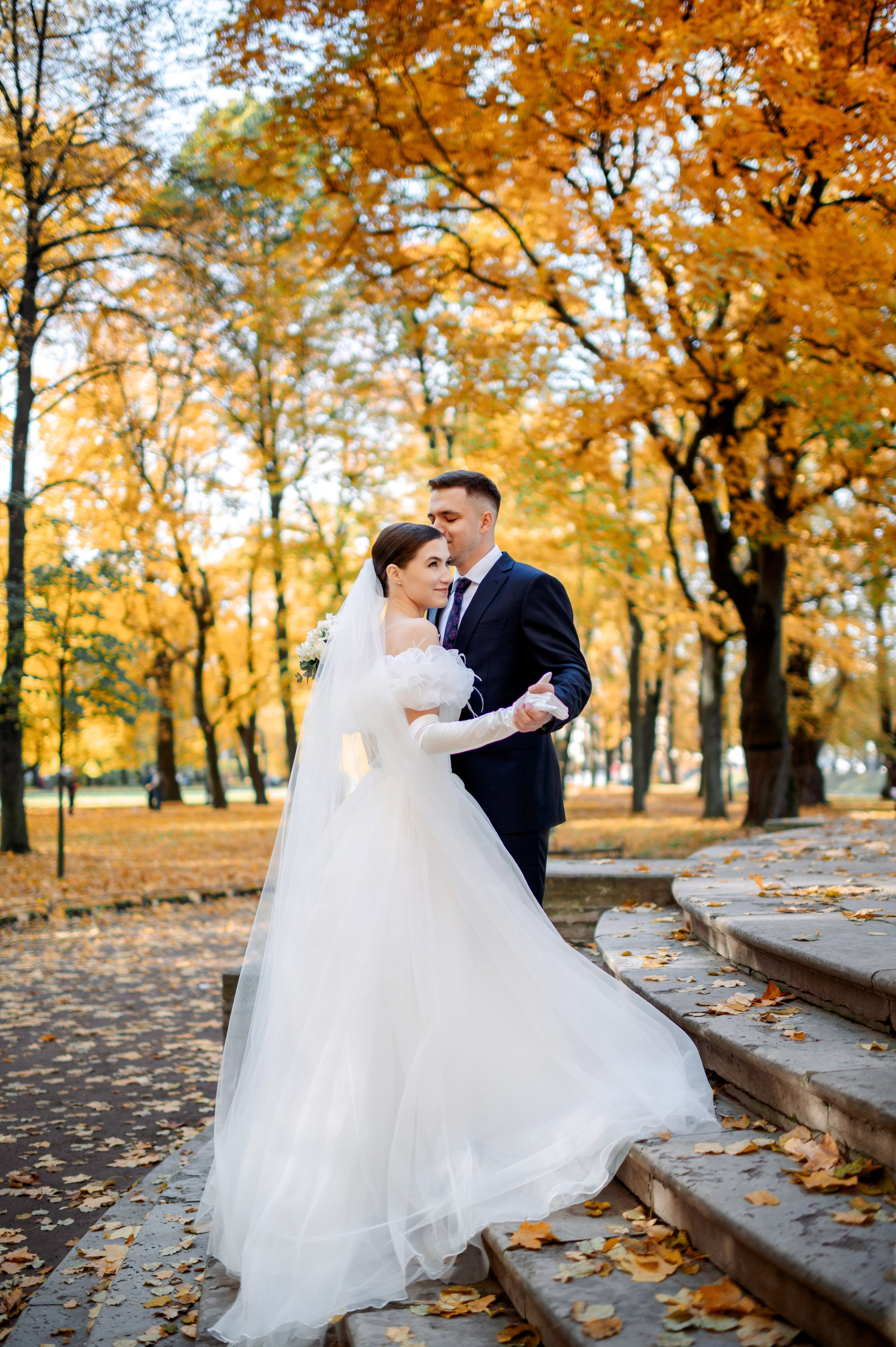 Осенняя великолепная свадебная прогулка жениха и невесты в октябре в Санкт-Петербурге в Михайловском парке и у Атлантов на Миллионной улице. Портретный, семейный и свадебный фотограф в Санкт-Петербурге и в Пушкине Ширяев Денис