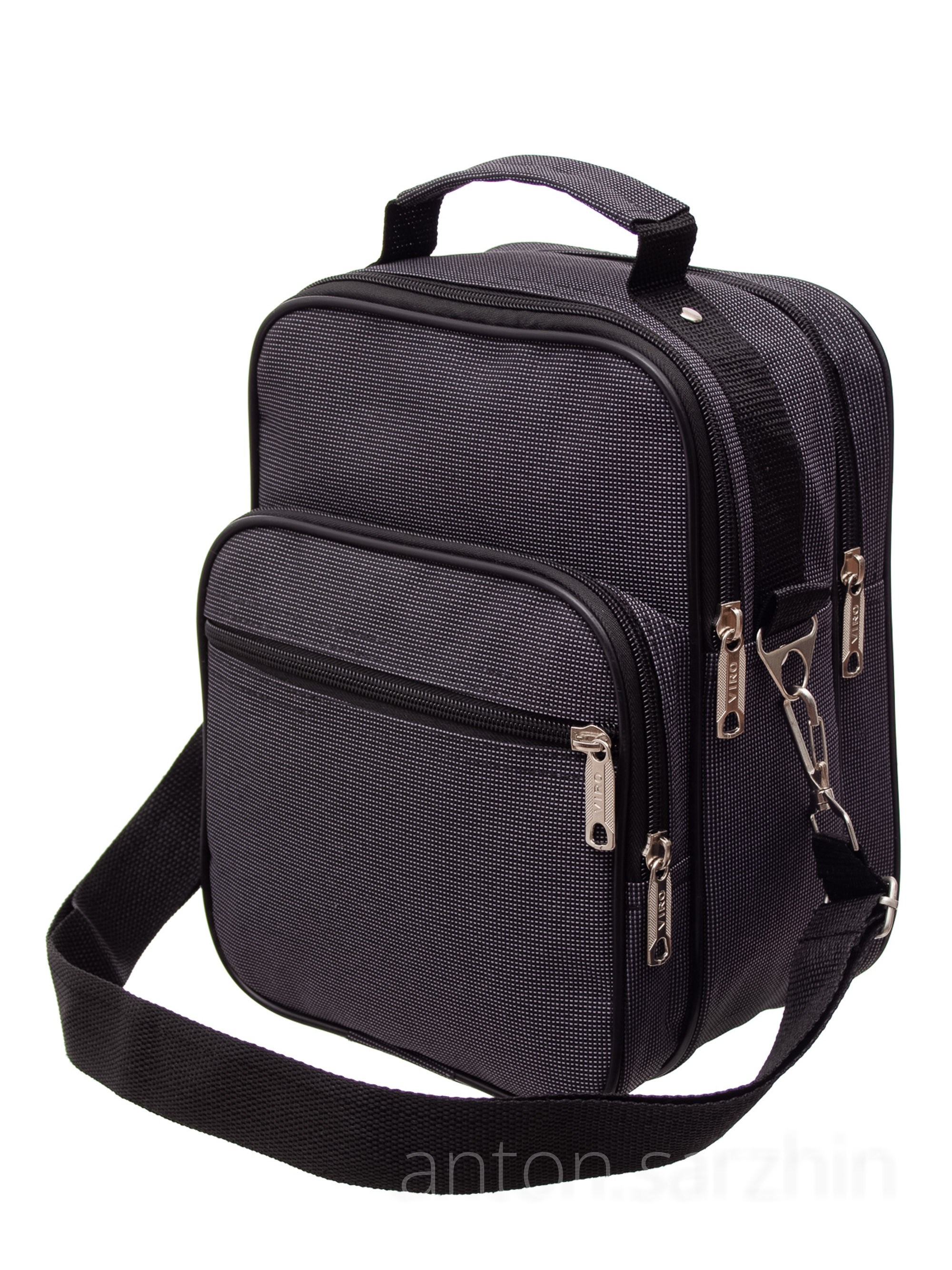 Предметная съемка мужской сумки полубоком на белом фоне