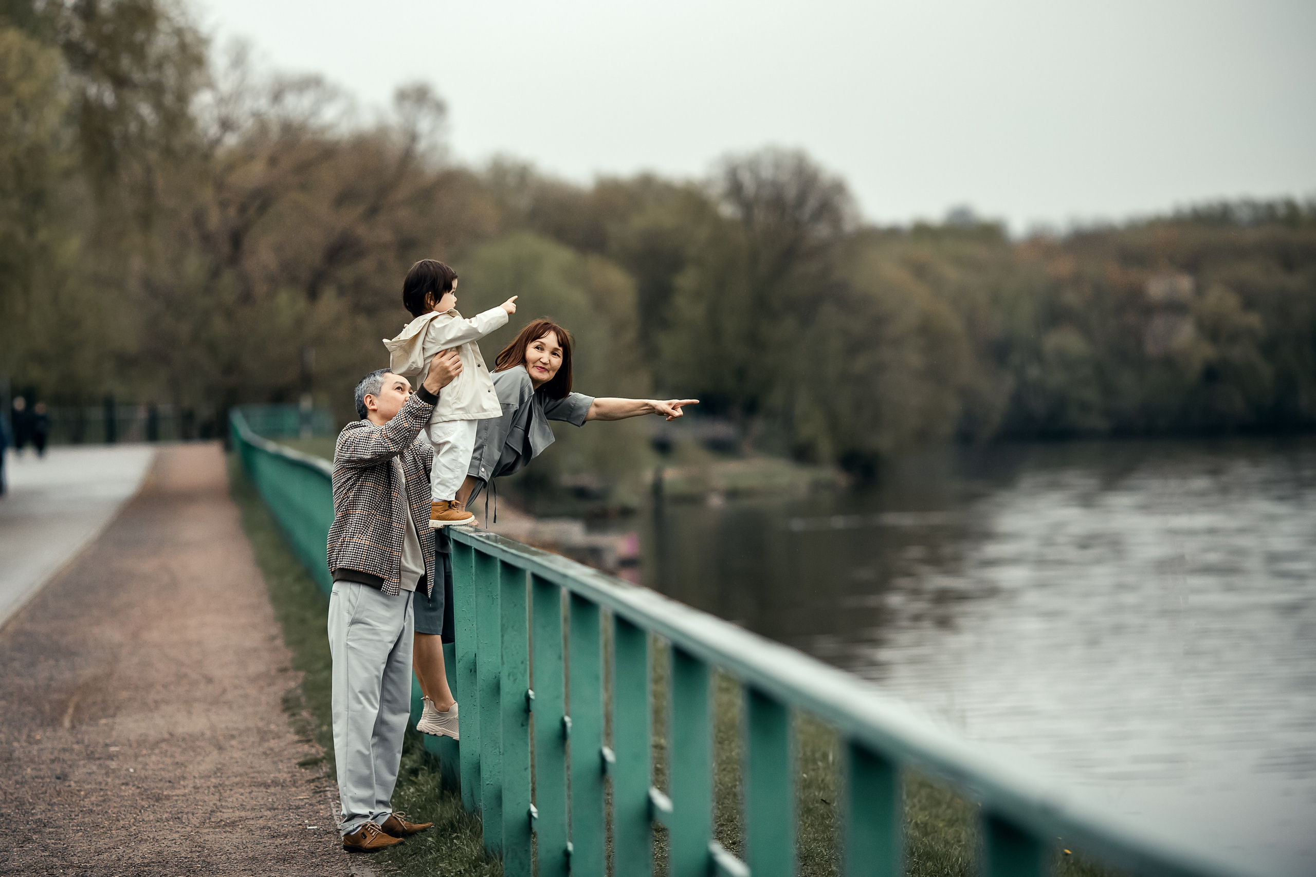Семейная фотосессия у озера — родители с ребёнком на природе