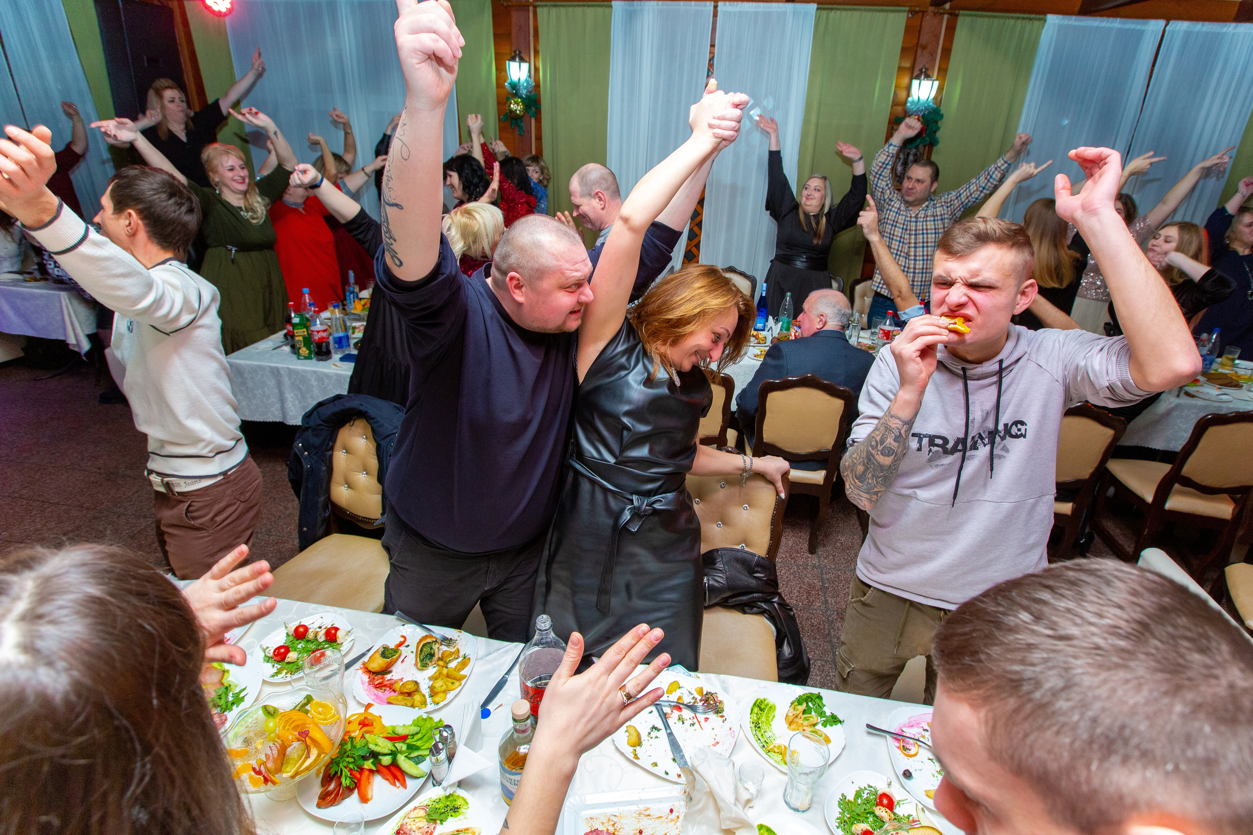 Новогодние корпоративы в кафе Карлион. Свадебный фотограф в Барановичах Вячеслав Шах-Гусейнов, фотошкола