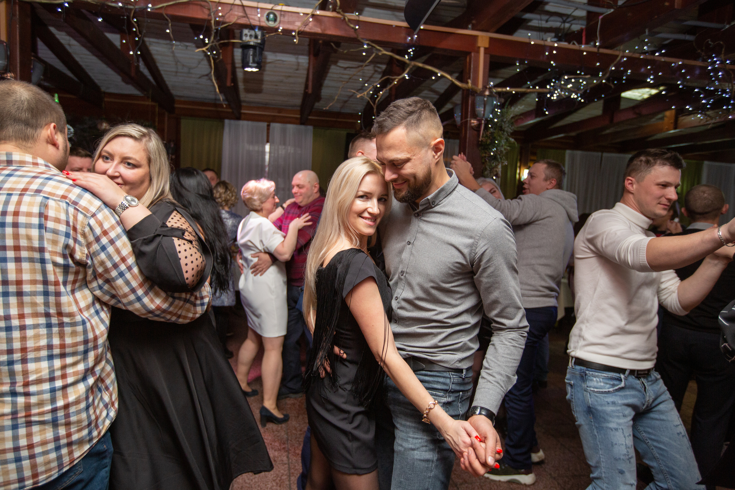 Новогодние корпоративы в кафе Карлион. Свадебный фотограф в Барановичах Вячеслав Шах-Гусейнов, фотошкола