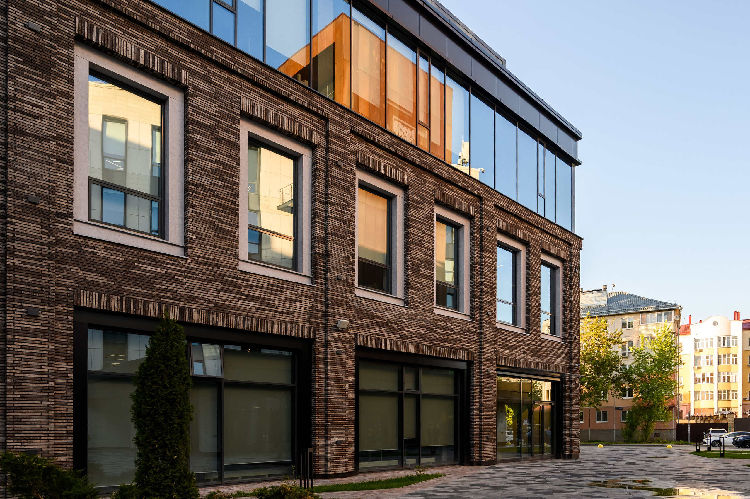 Детали фасада IT-парка — стекло и металл на фоне синего неба. Фотограф Алексей Клейменов