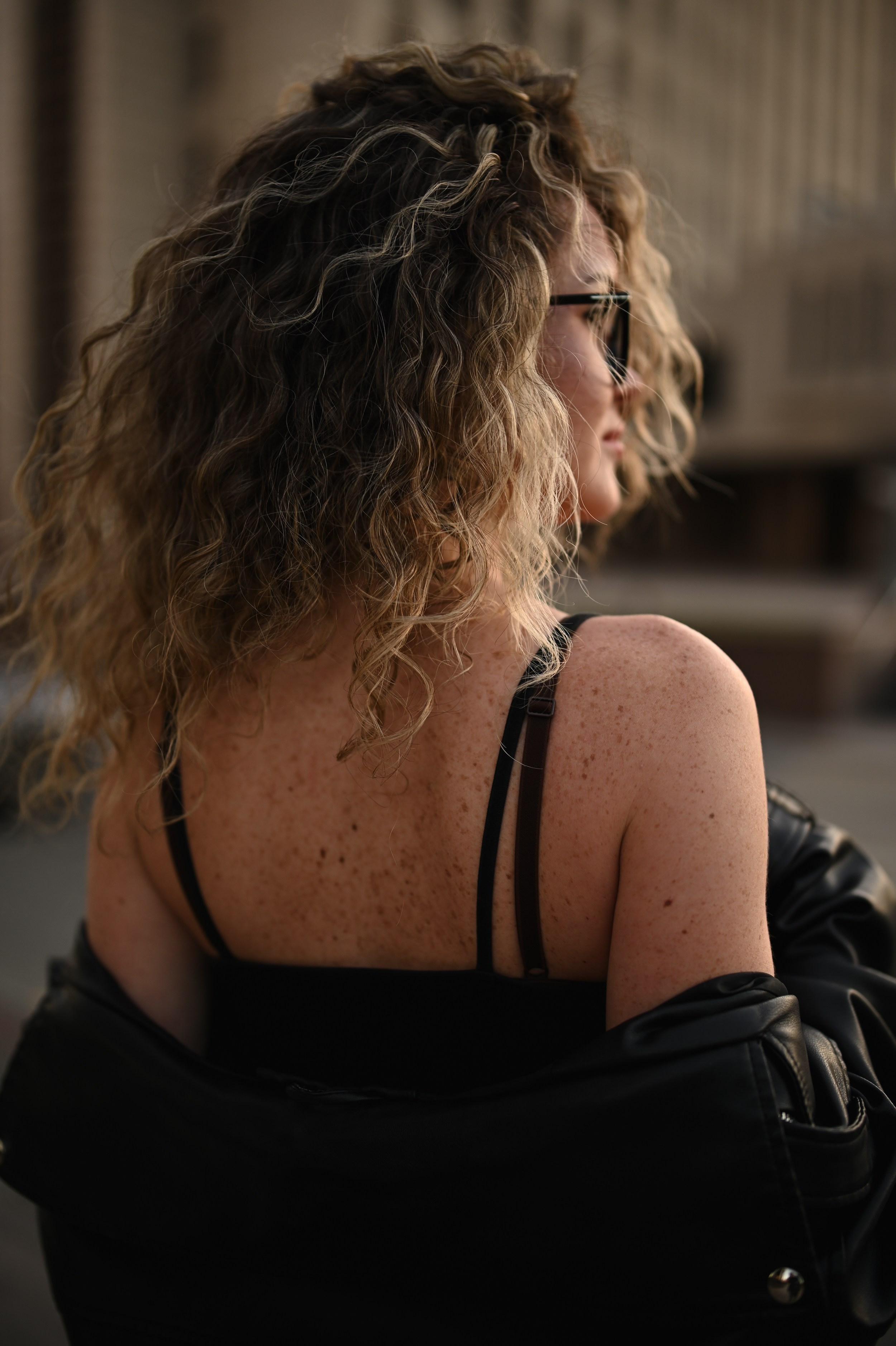 Фотосессия в Казани для девушки в современном уличном стиле с акцентом на архитектуру и характер