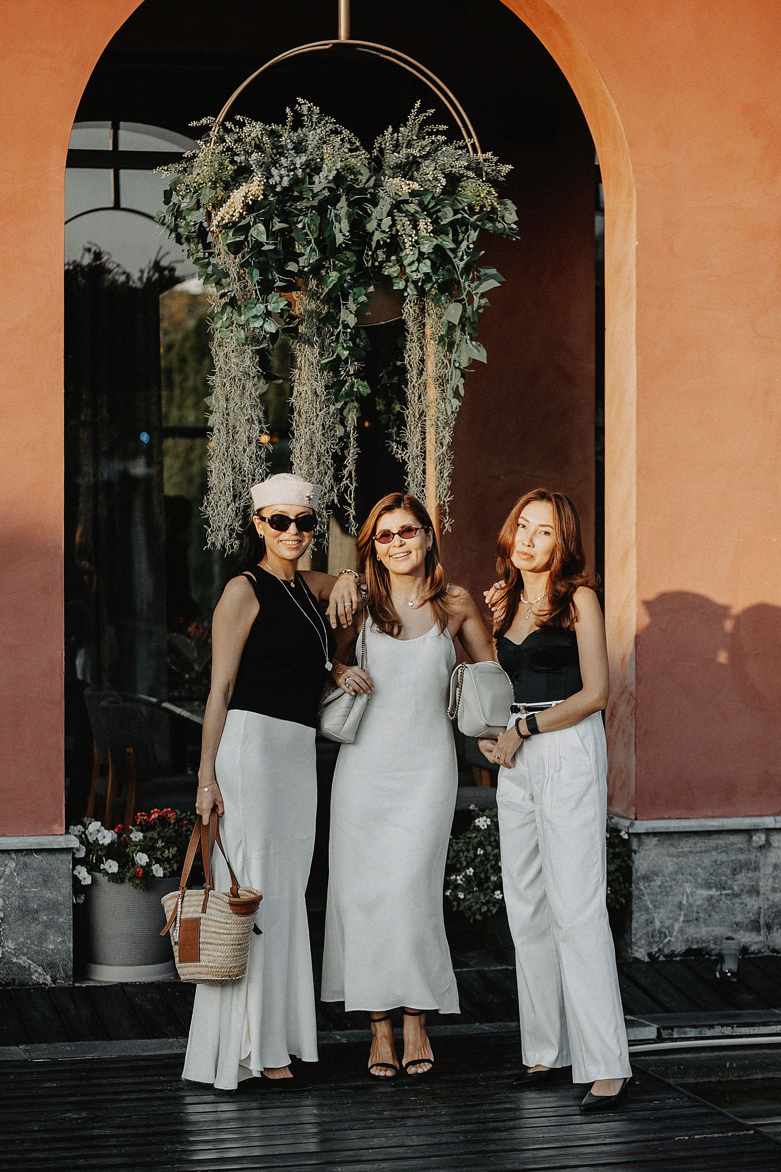 Фотосессия Карины Жулдыз и Айсулу на Villa dei Fiori. Свадебный, семейный и портретный фотограф в Алматы, Костанай
