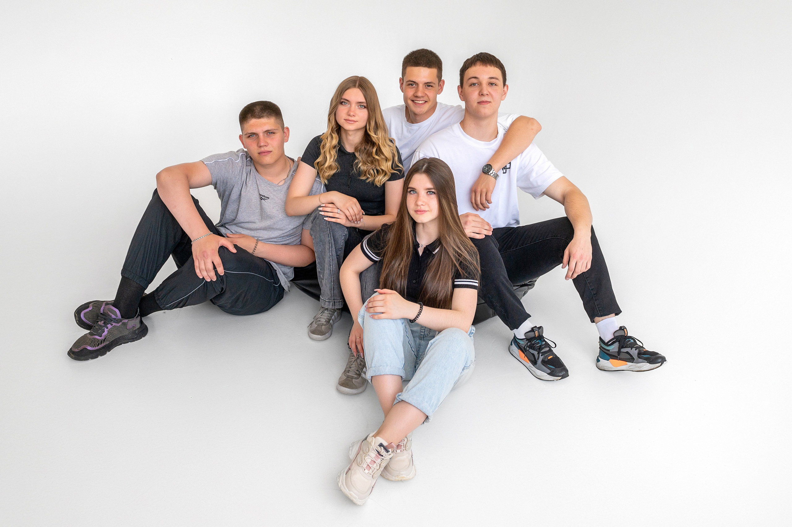 Зал Циклорама 3 OM STUDIO. Стильные выпускные альбомы в Иркутске- фотограф Анна Доброва