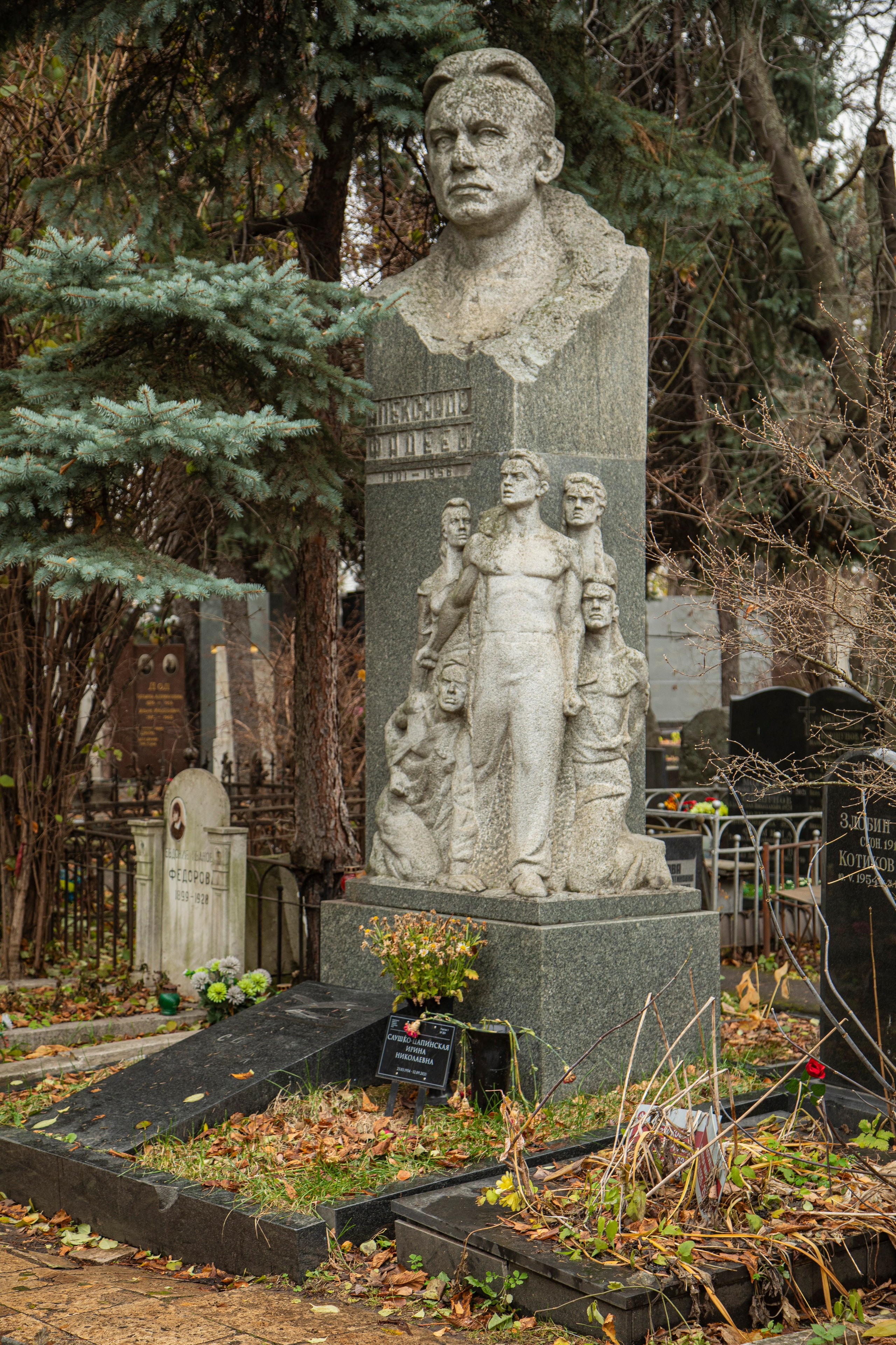 Осенняя прогулка по Новодевичьему кладбищу. Фотограф Сергей Ловкий