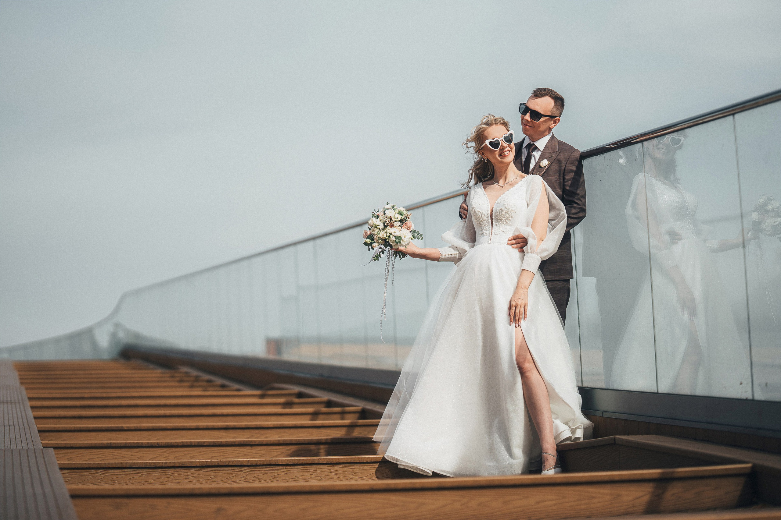 Свадебная фотографии на мосту около набережной в Воронеже.