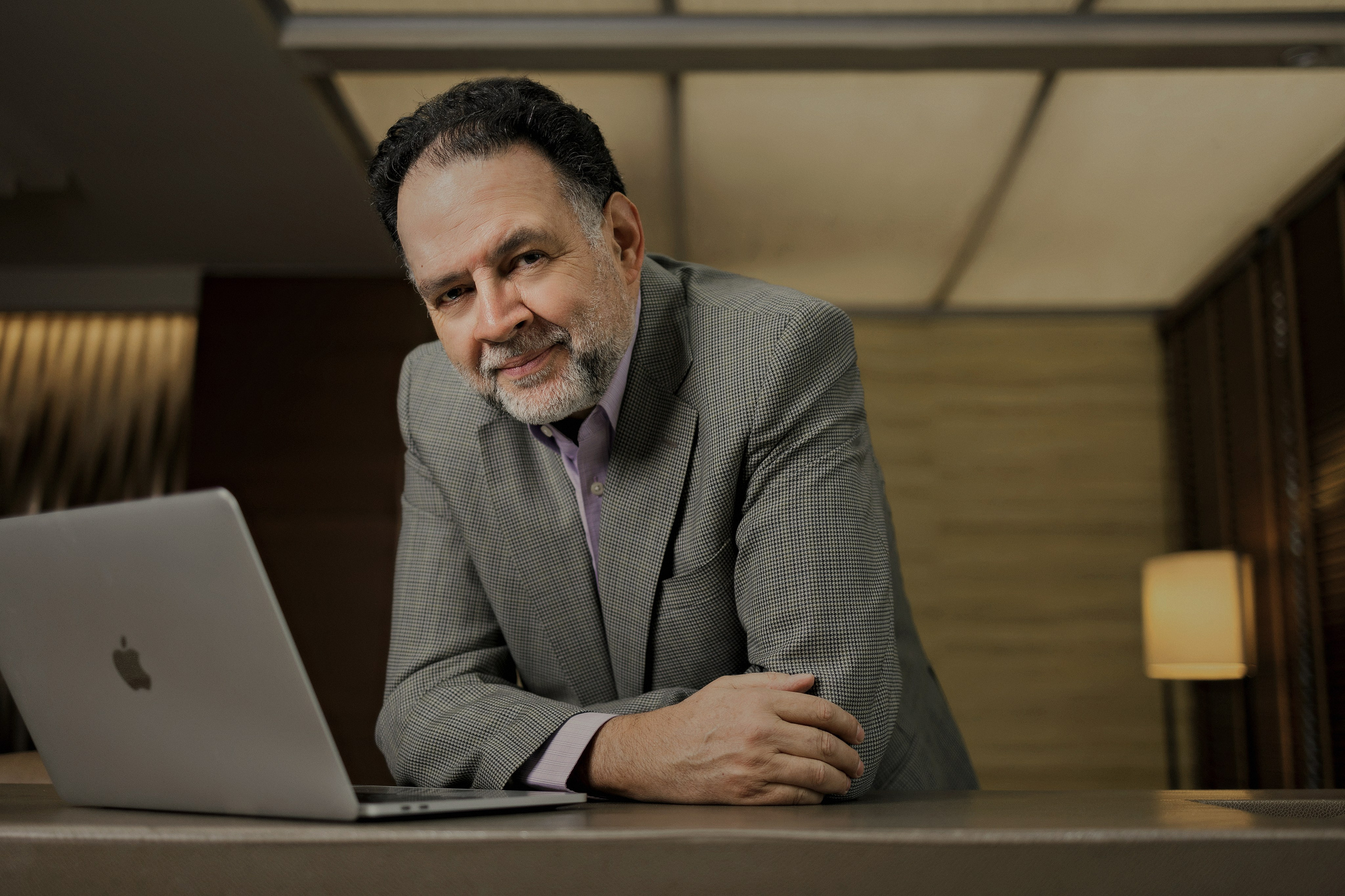 Fotografía Corporativa y Retratos Profesionales en Santiago, Chile. Retrato formal. Fotos Profesionales para LinkedIn, Empresas. Fotógrafa en Santiago, Chile | Julia Zalnova