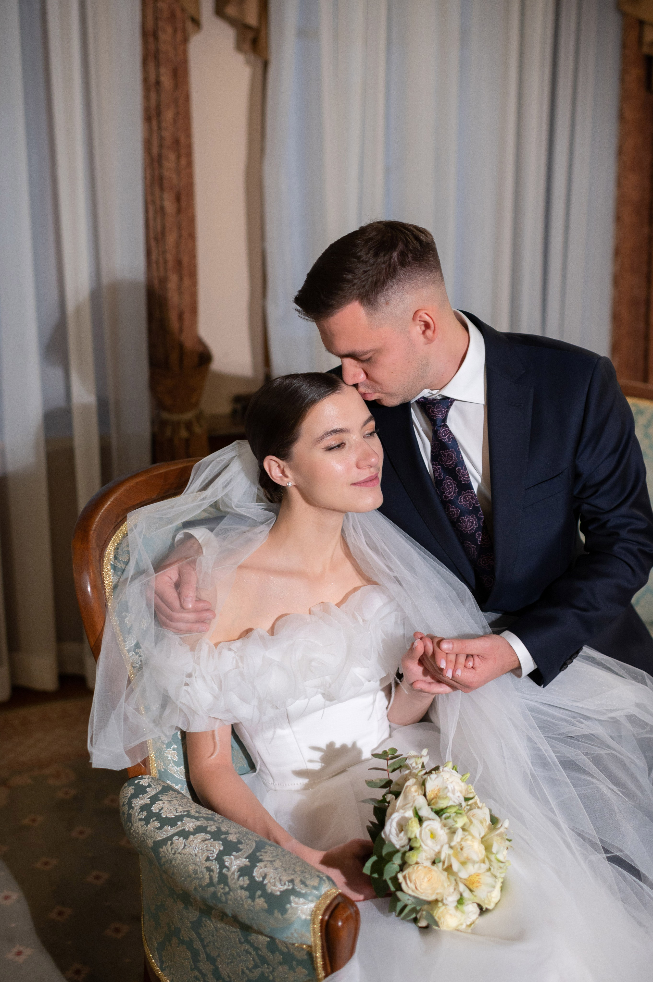 Осенняя великолепная свадебная прогулка жениха и невесты в октябре в Санкт-Петербурге в Михайловском парке и у Атлантов на Миллионной улице. Портретный, семейный и свадебный фотограф в Санкт-Петербурге и в Пушкине Ширяев Денис