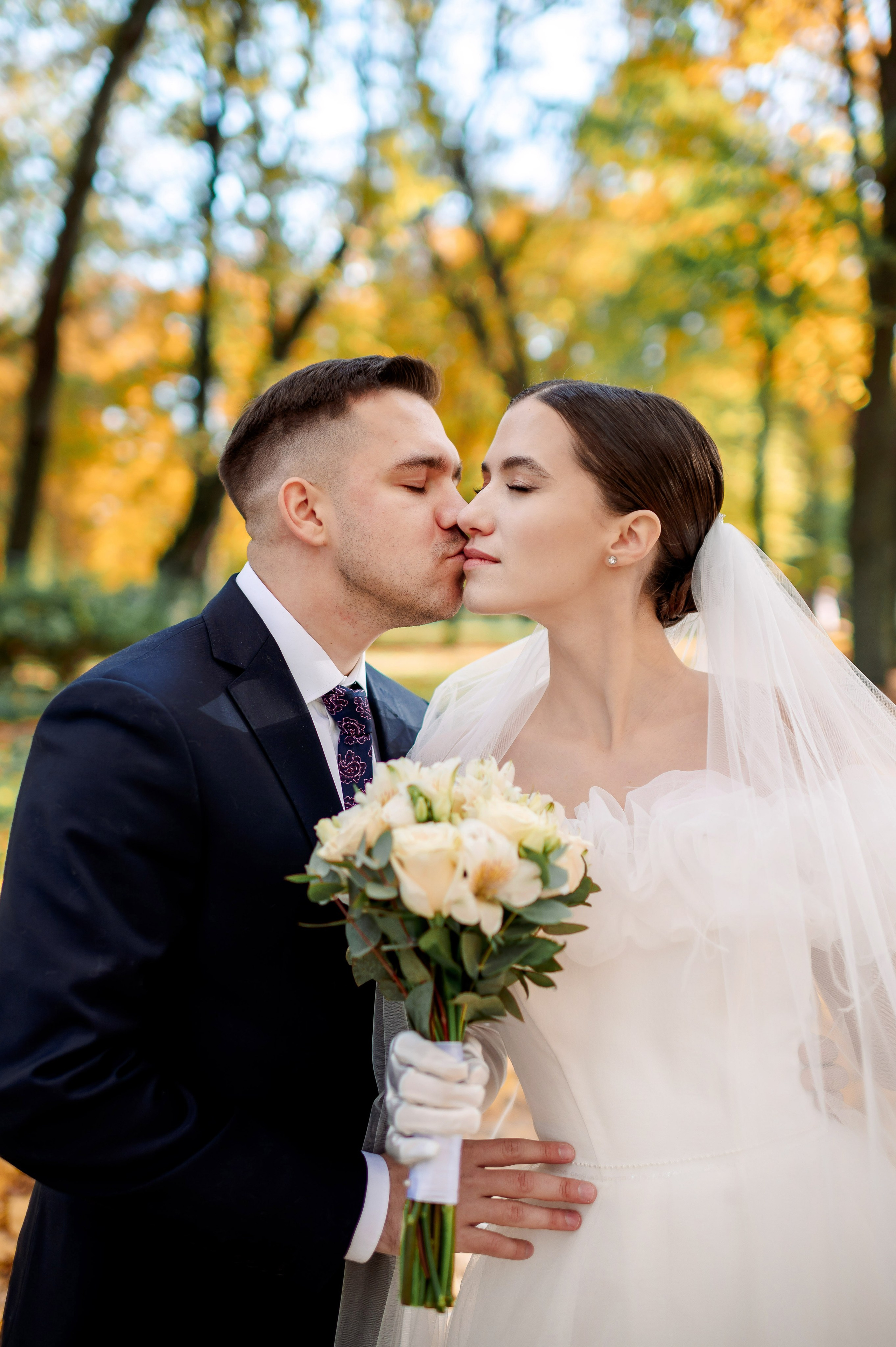 Осенняя великолепная свадебная прогулка жениха и невесты в октябре в Санкт-Петербурге в Михайловском парке и у Атлантов на Миллионной улице. Портретный, семейный и свадебный фотограф в Санкт-Петербурге и в Пушкине Ширяев Денис