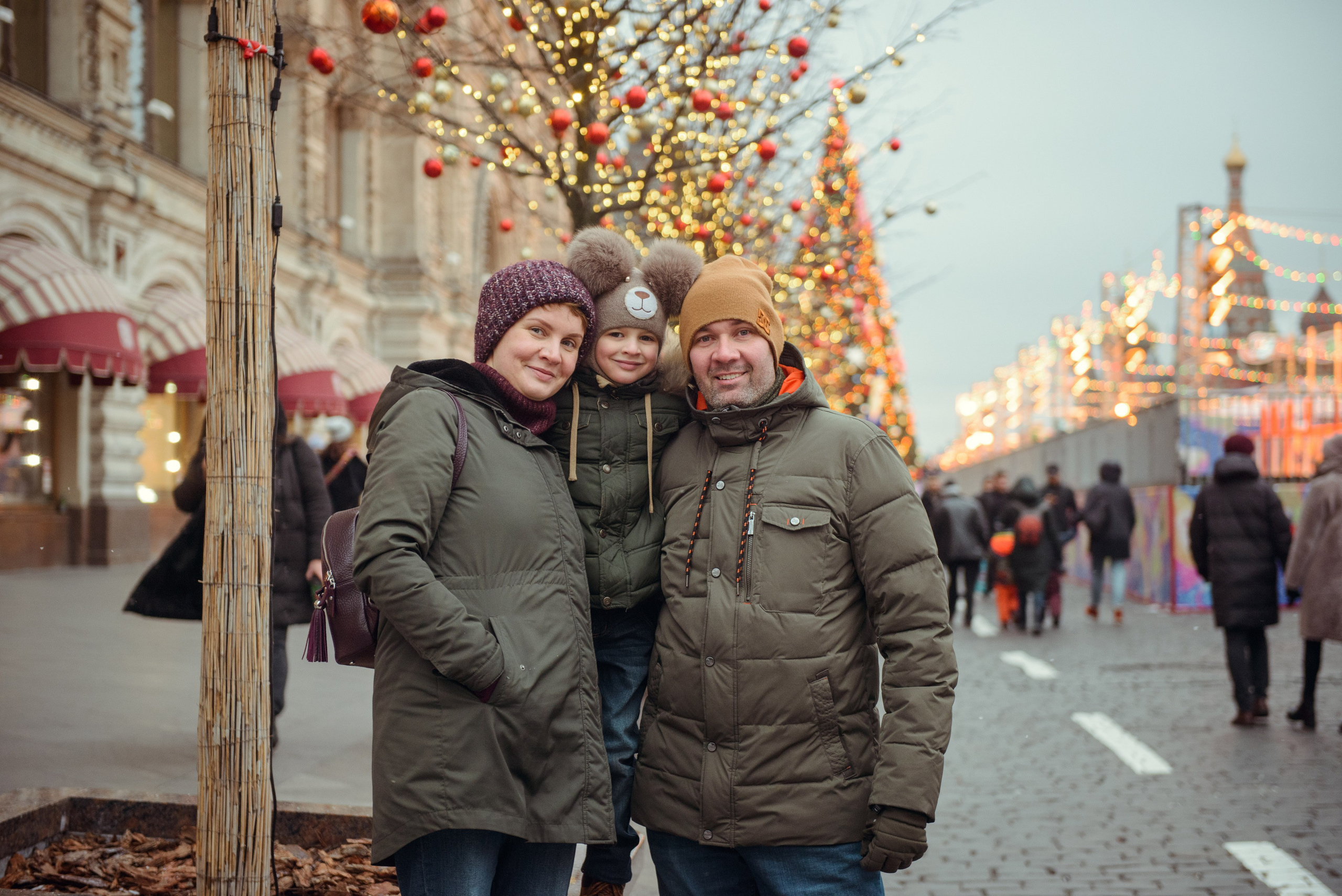 family photo shoot walking in the city. New Year Christmas photoshoot (Photographer in Edinburgh Elena Carruthers)