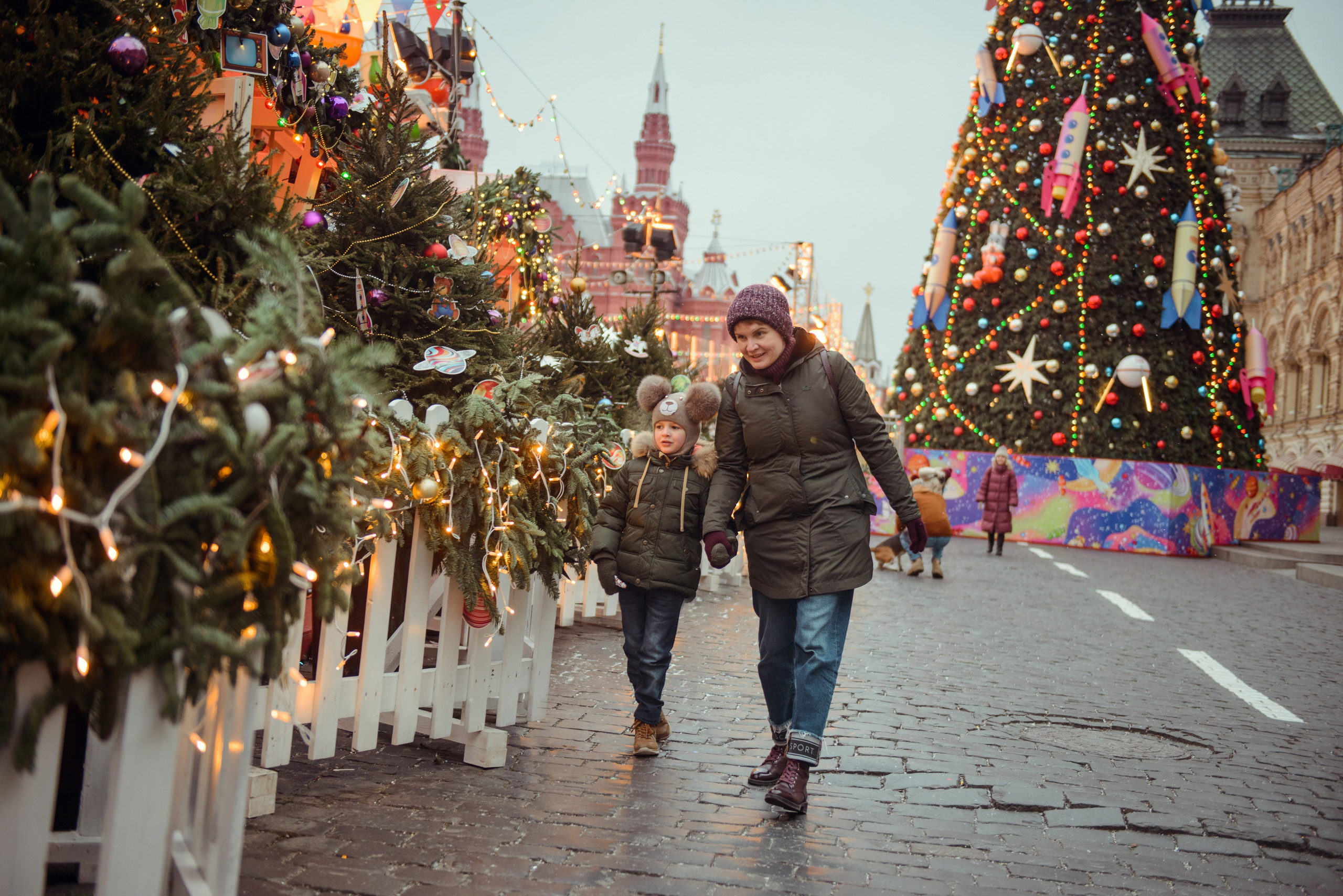 family photo shoot walking in the city. New Year Christmas photoshoot (Photographer in Edinburgh Elena Carruthers)