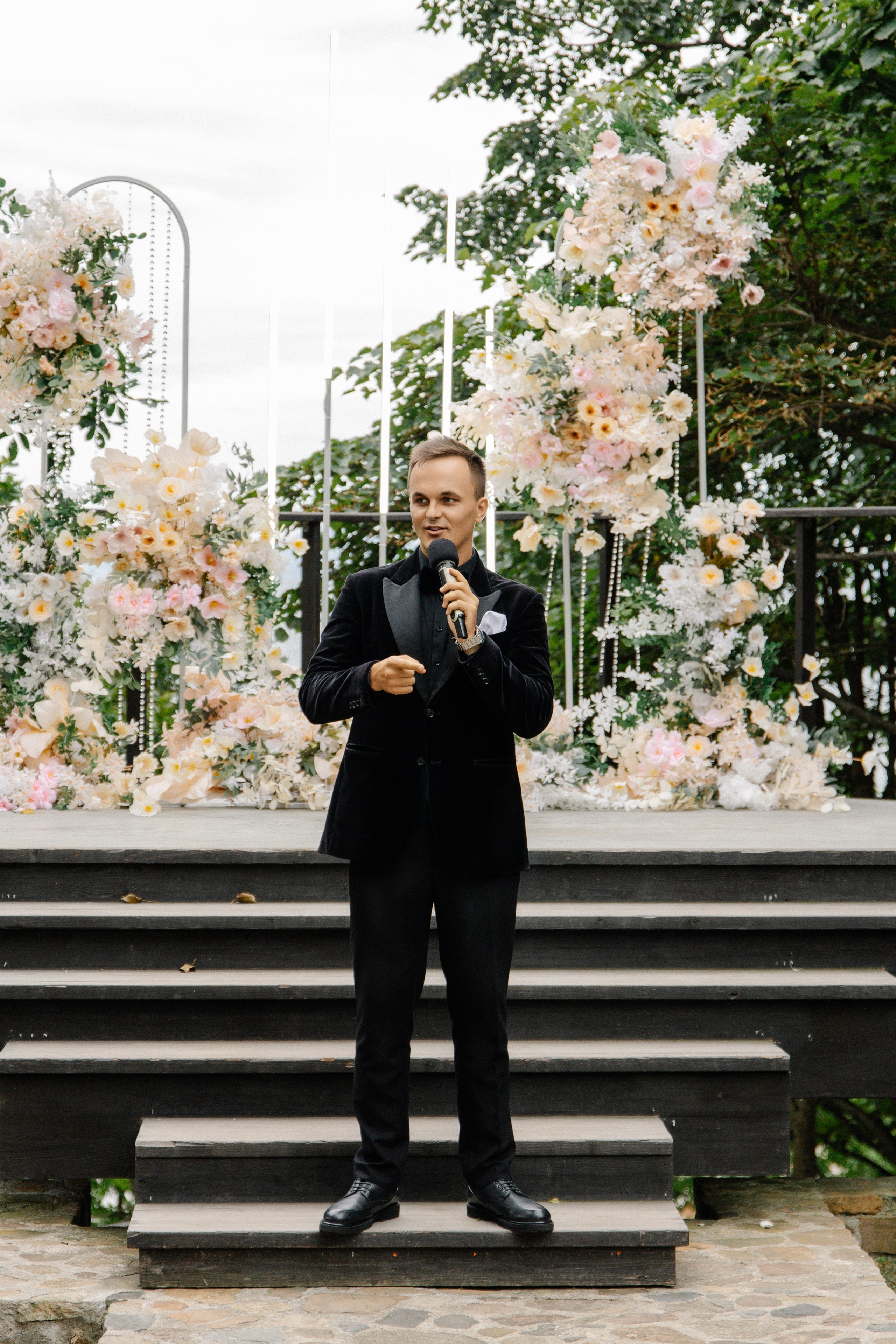 Я создаю профессиональные фотографии, которые сохраняют эмоции, детали и атмосферу вашего праздника. Свадебный фотограф во Владивостоке