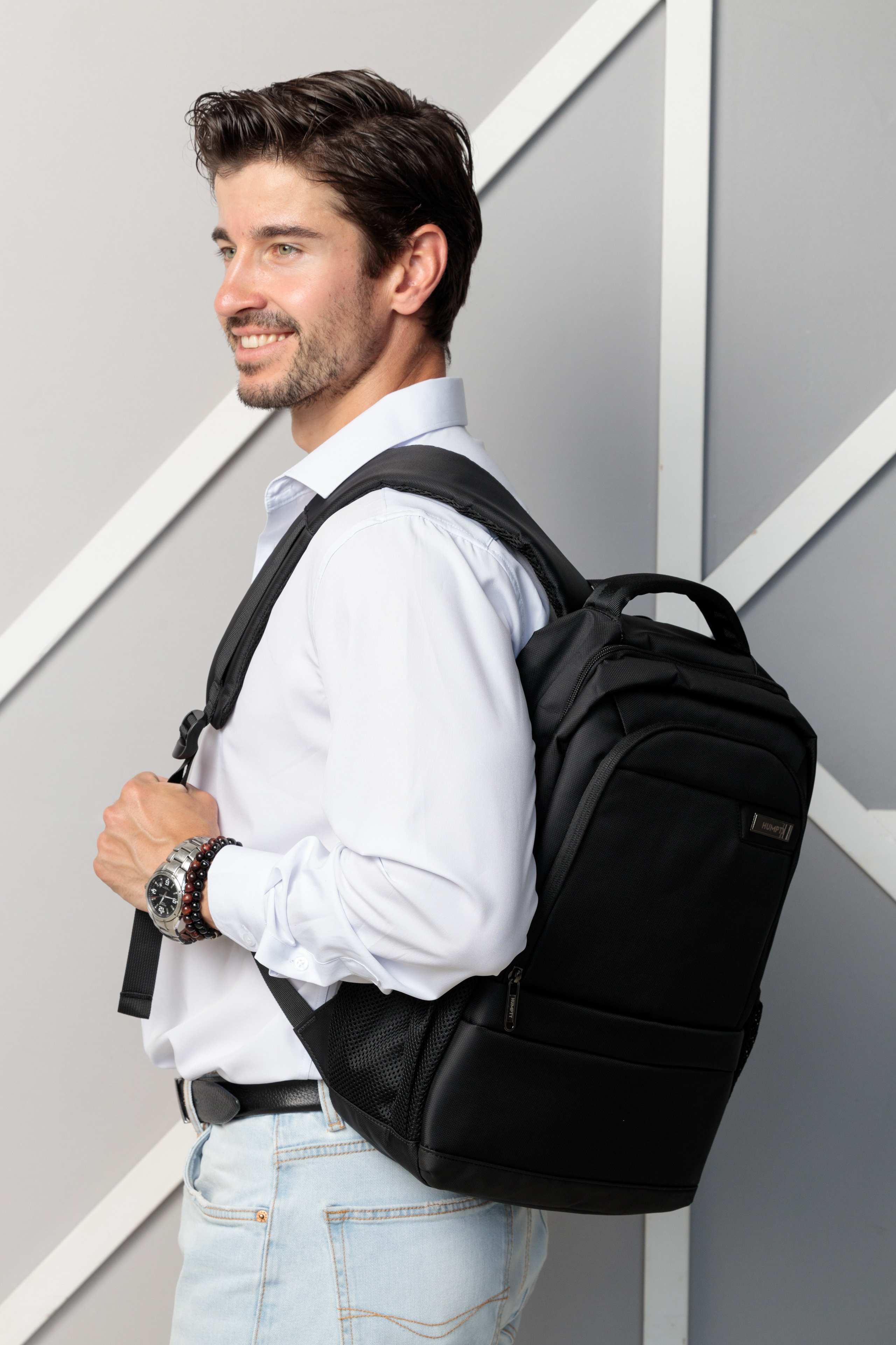 Эстетичная съемка, создающая атмосферу стиля и элегантности.