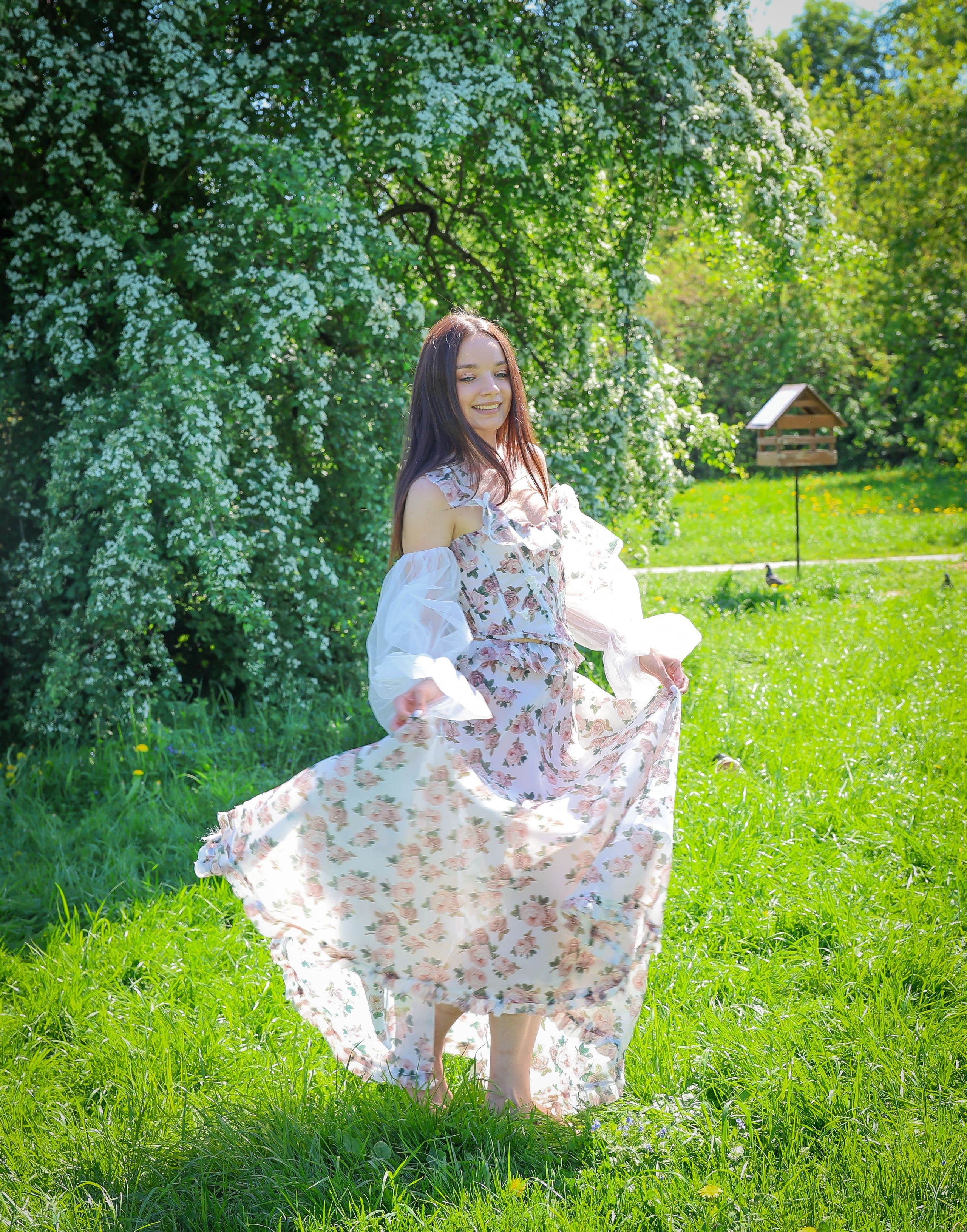 Девушка в длинном платье на фоне зелени, фотосессия в Коломенском, фотограф Карасёва Елена