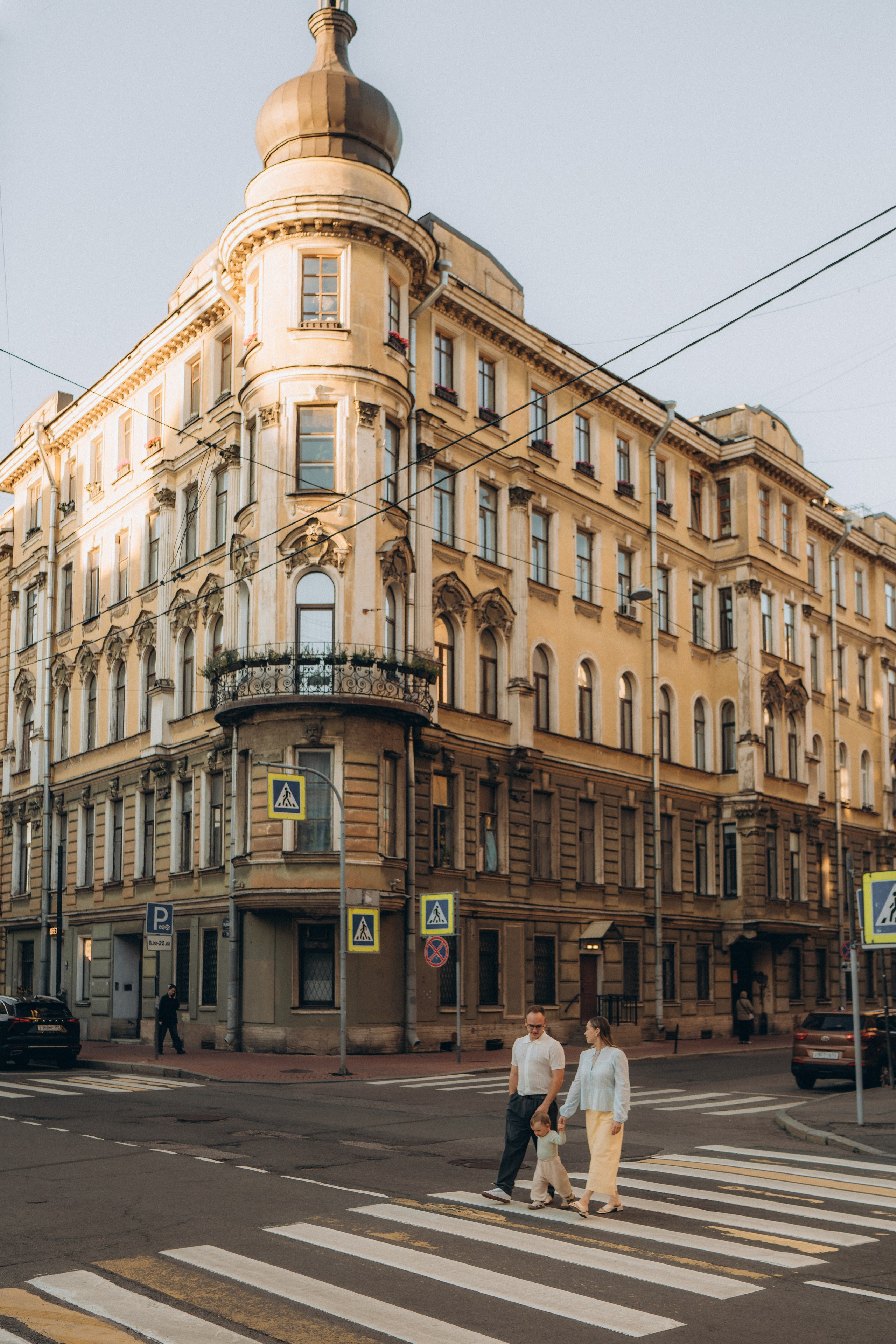Семейная фотосессия на улице в центре Санкт-Петербурга