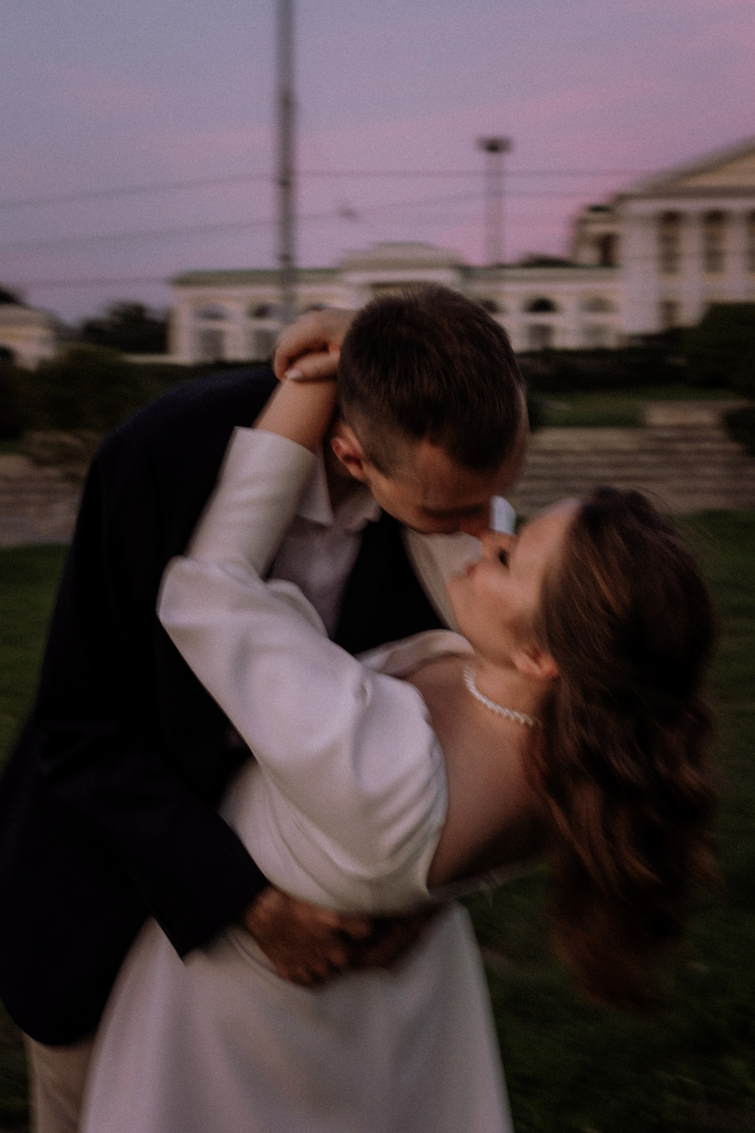 Пара обнимается на закате. Love story Екатеринбург