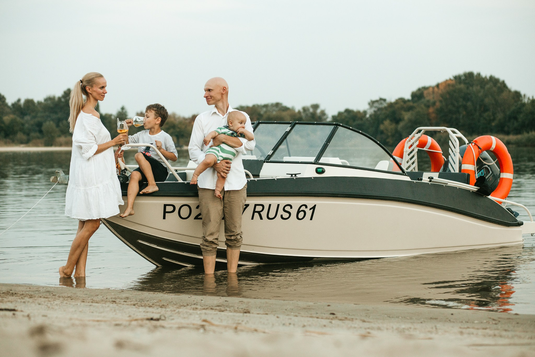 Семейная фотосессия династии Бегма: Съемка у катера на Дону. Семейный и свадебный фотограф Ростове-на-Дону