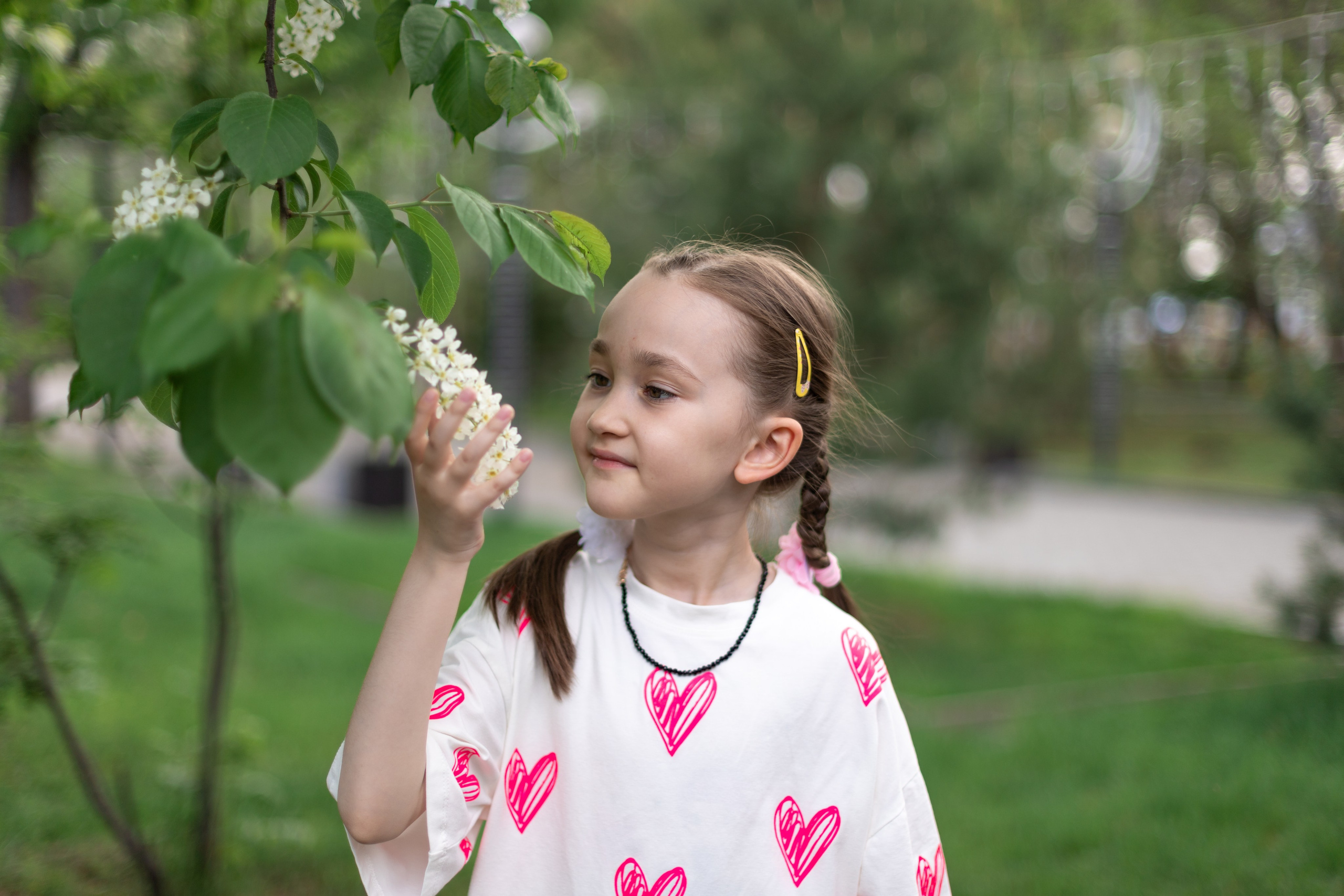 Мадина в цветущем парке. Семейный и детский фотограф в Хабаровске Алевтина Проскурякова