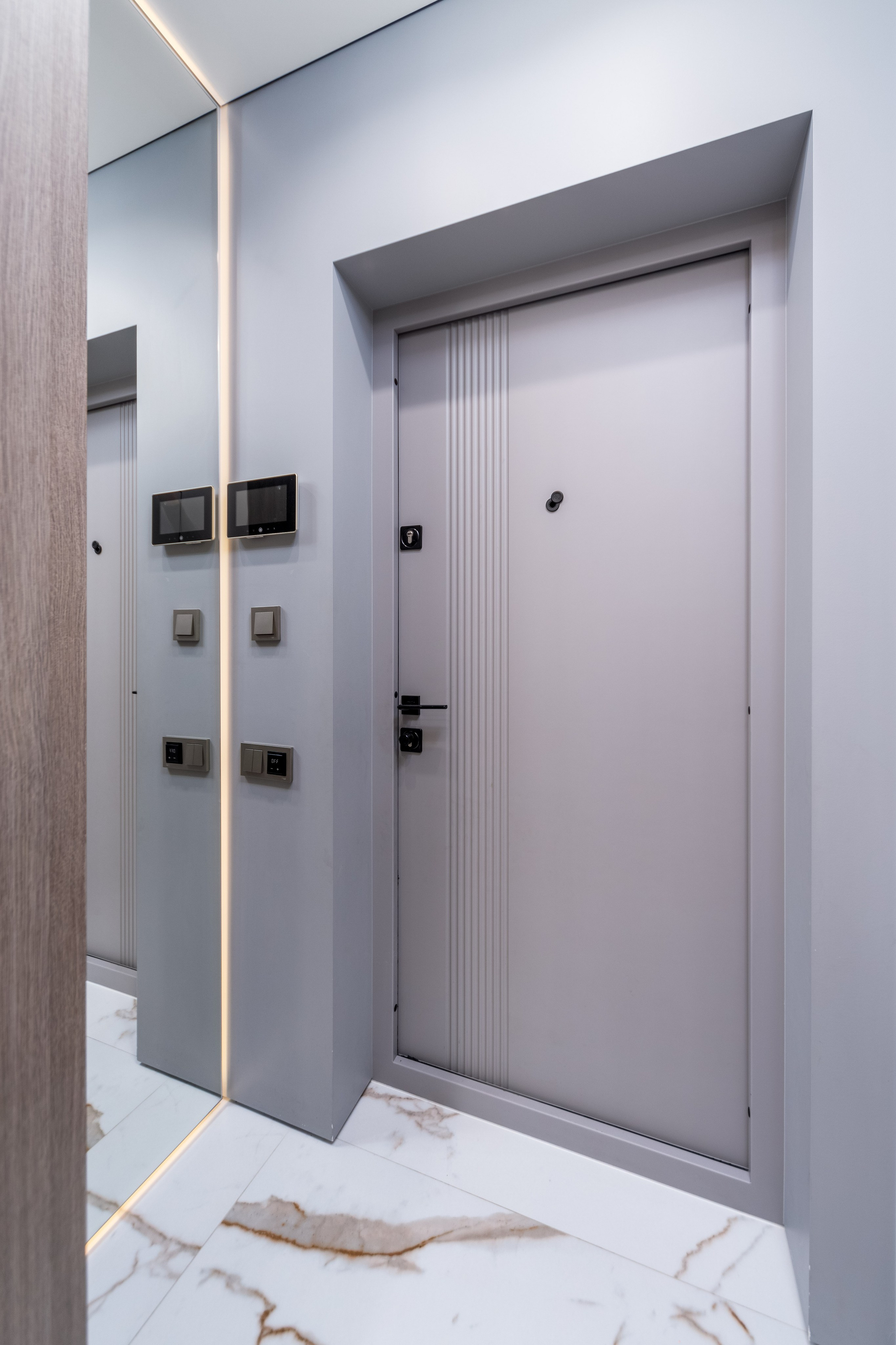 Интерьер зоны прихожей в евро-3 квартире в ЖК Минск Мир