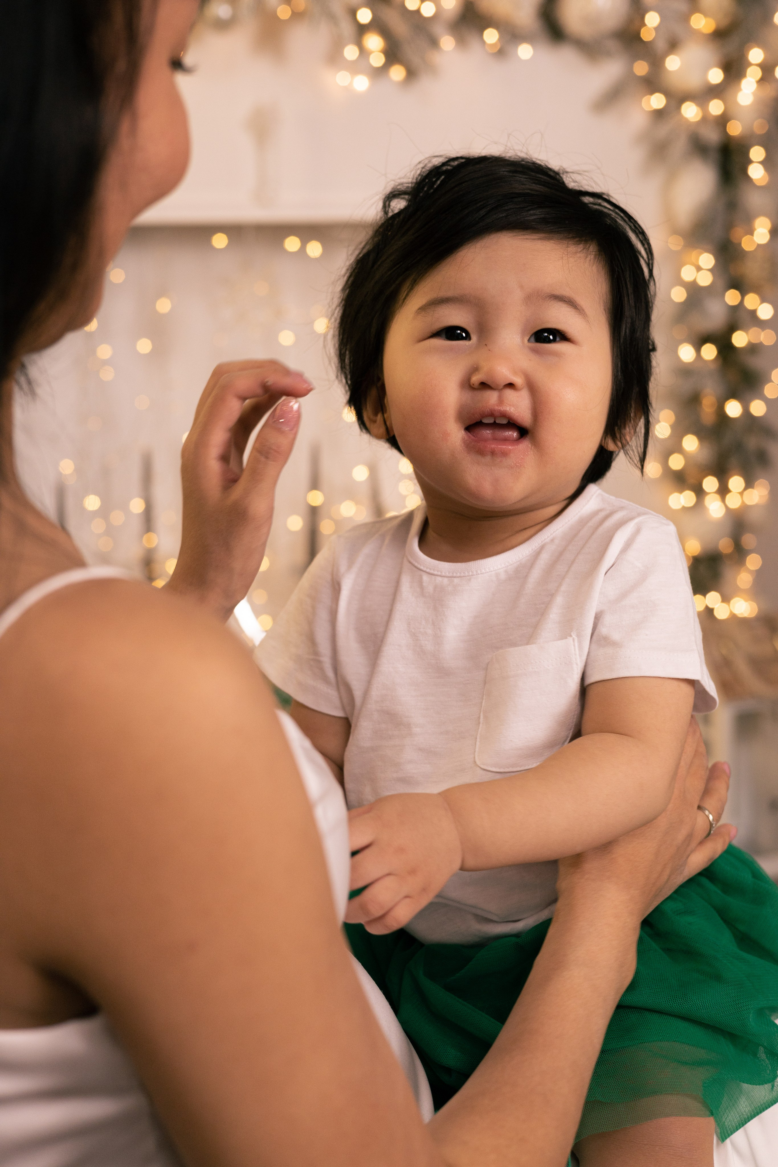 Мама поправляет малышке волосы