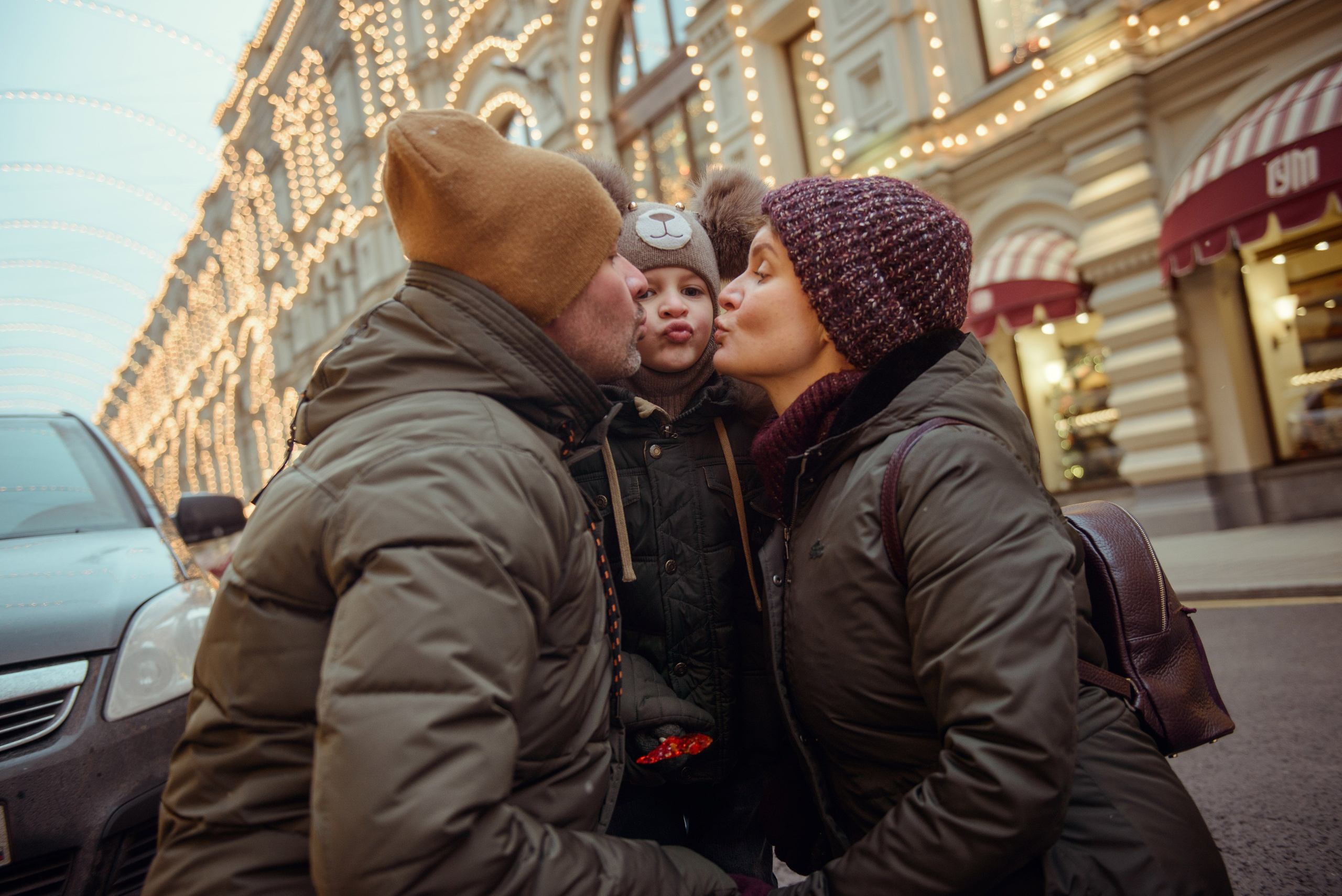 family photo shoot walking in the city. New Year Christmas photoshoot (Photographer in Edinburgh Elena Carruthers)