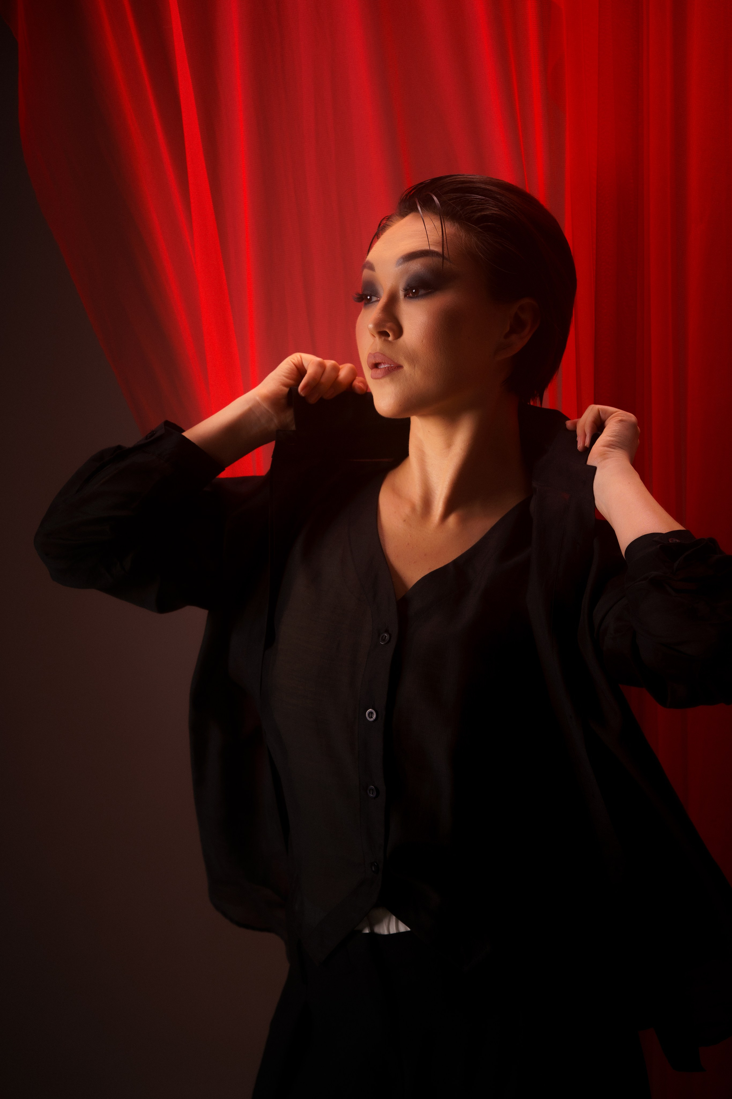 Портрет женский с тканью