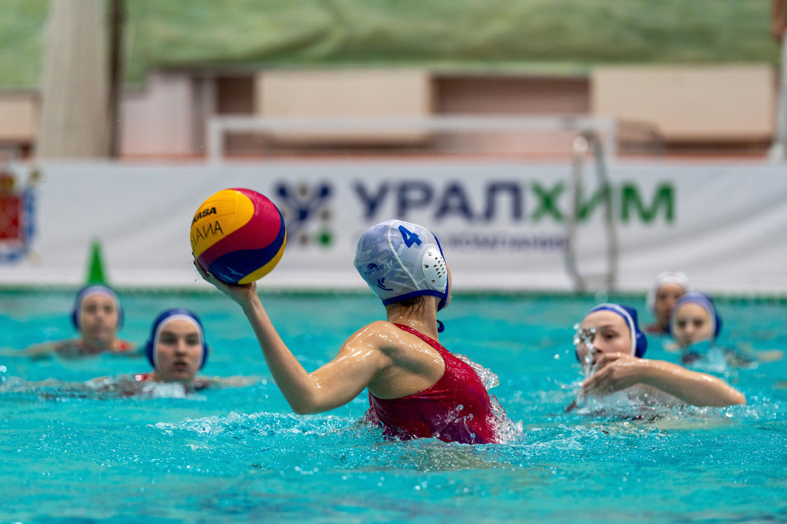 Игрок Дианы поднимает мяч для броска на Невской волне