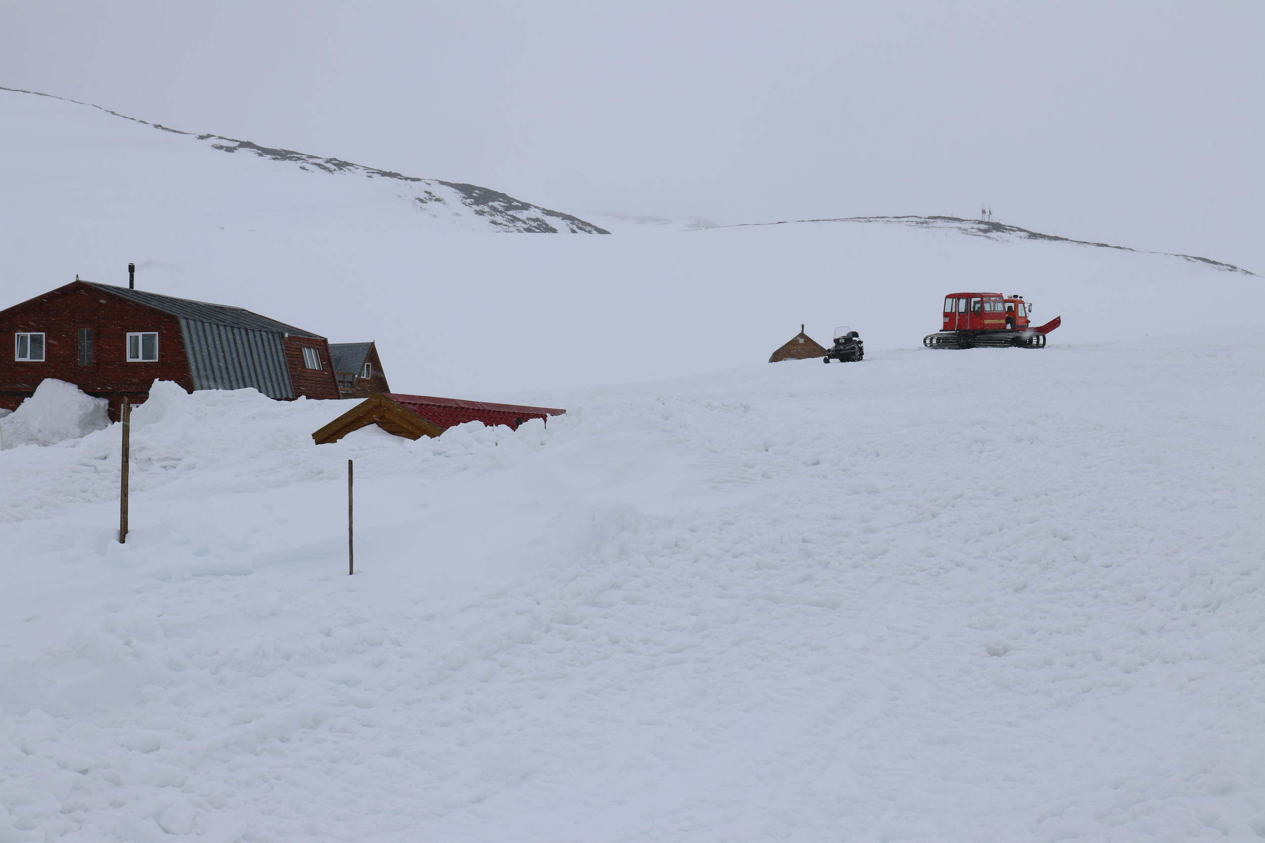 И не думайте, что это крыша сарайчик. Это крыша двухэтажного дома!