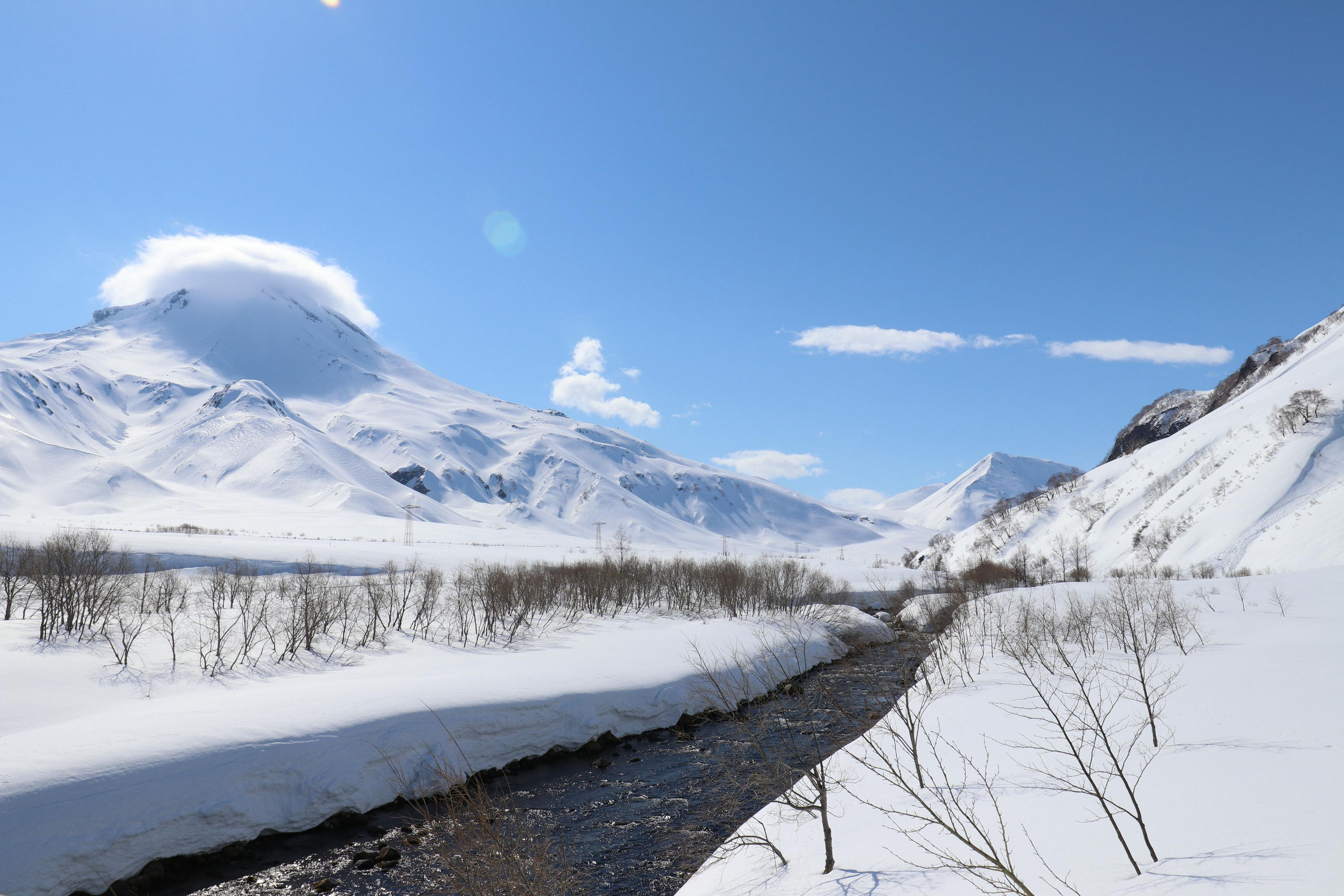 Вилючинский вулкан в шапочке из облака)