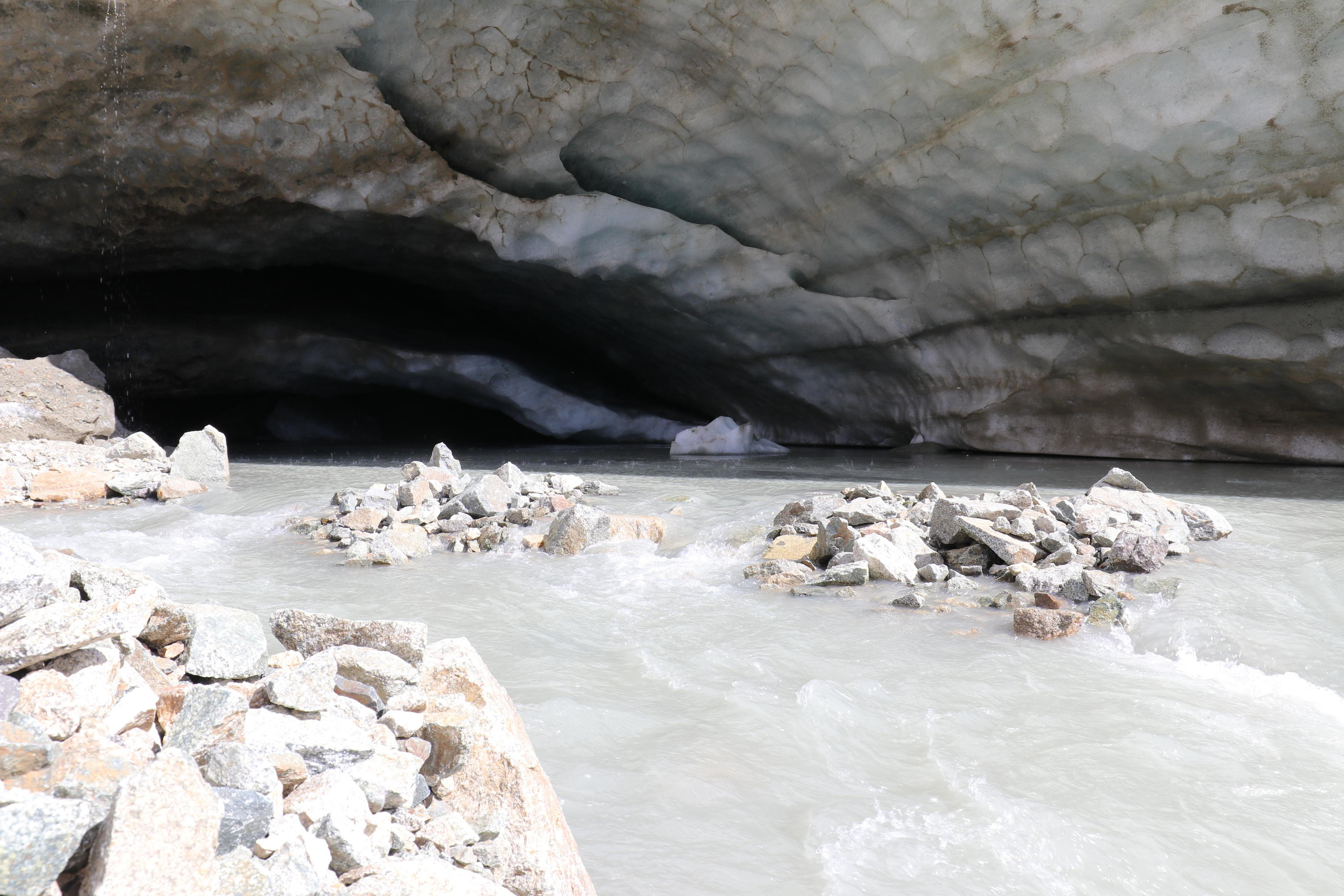 ледник Шхара и исток реки Ингури