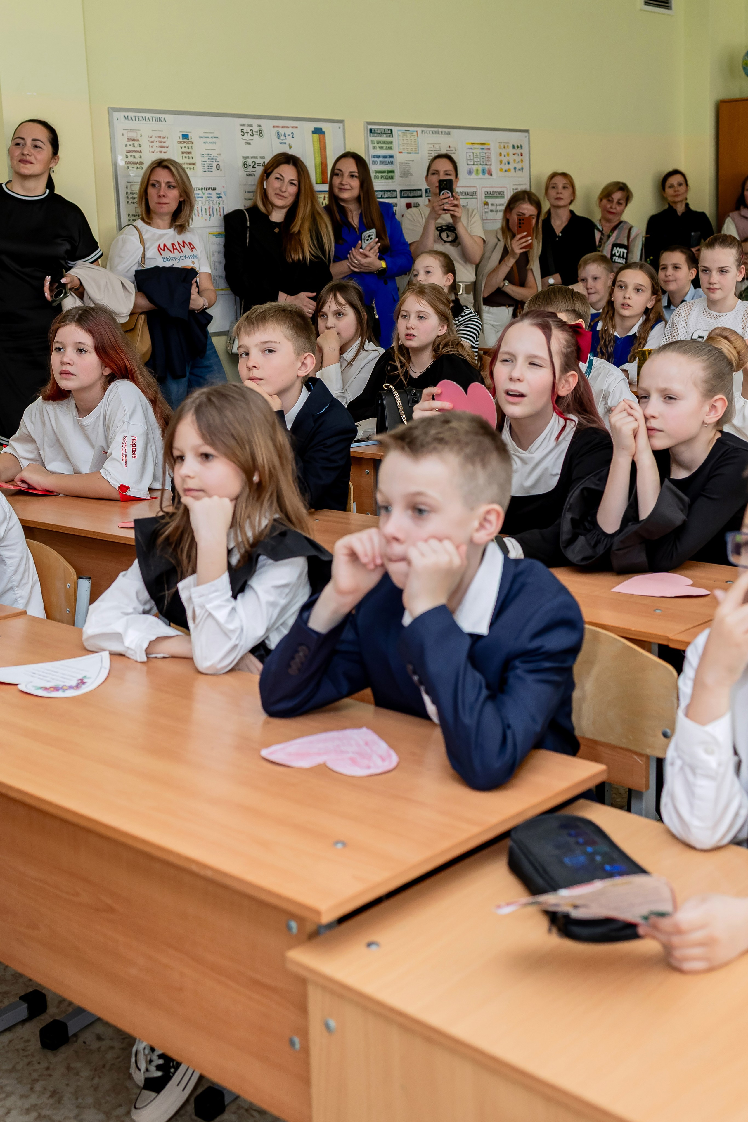 Выпускной в начальной школе в классе. Фотограф и видеограф Москва. Свадебный фотограф, видеограф. Выпускные альбомы. Оживающие альбомы