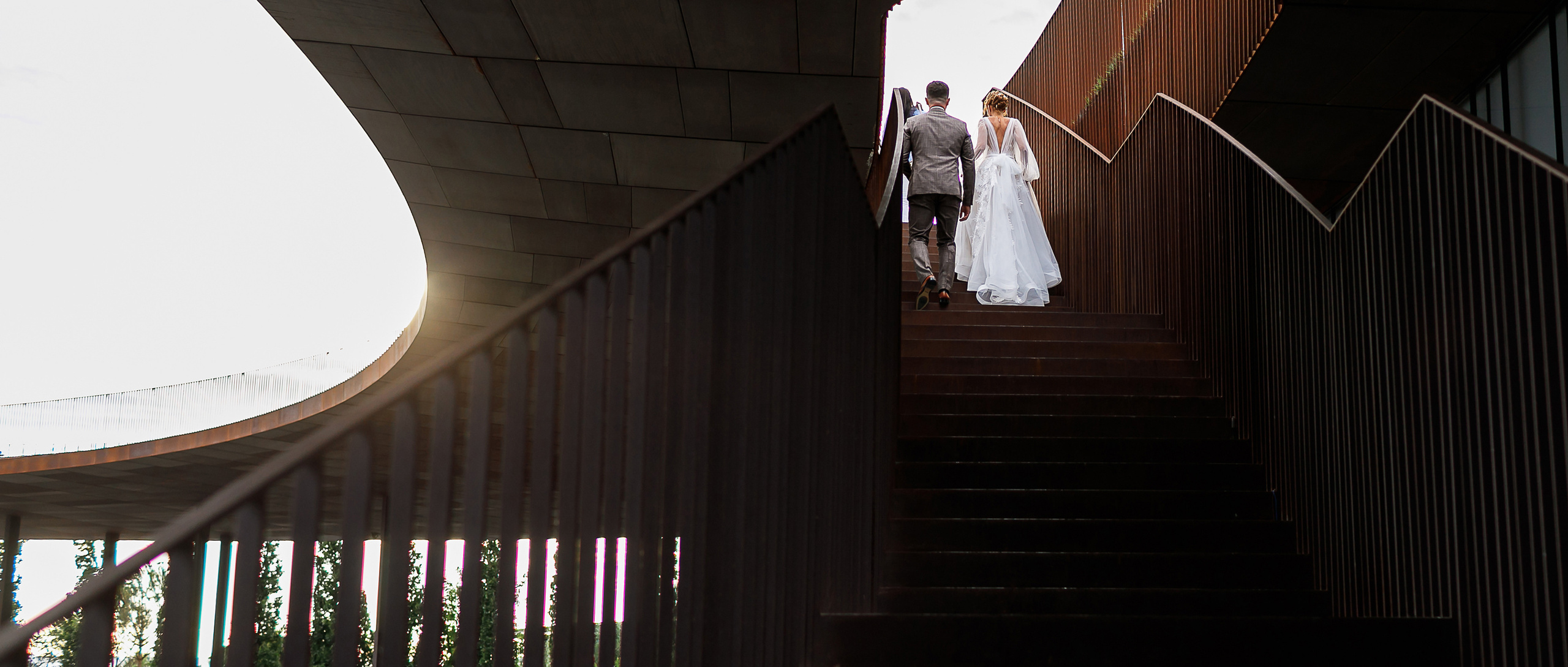 Архитектура с красивой геометрия с акцентом на свадебной паре.