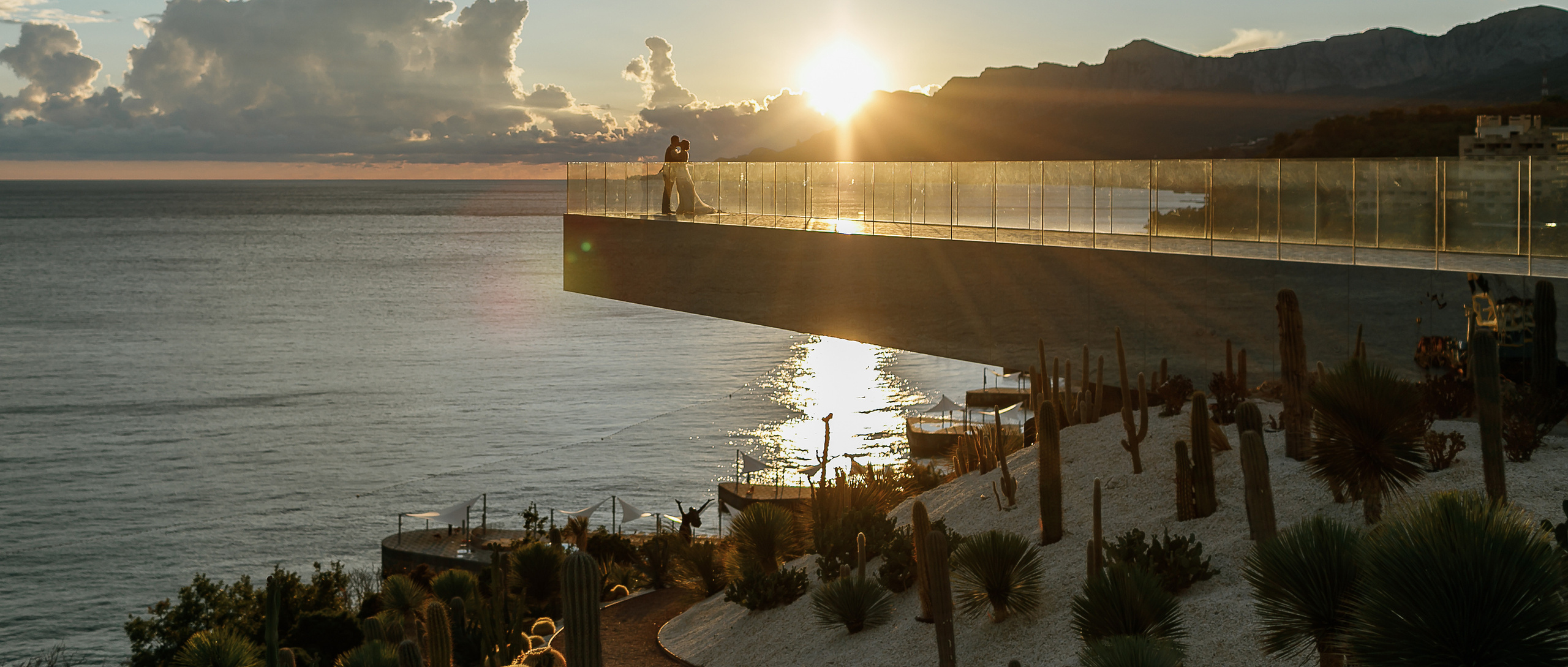 Жених с Невестой встречают теплый закат у Крымского моря.
