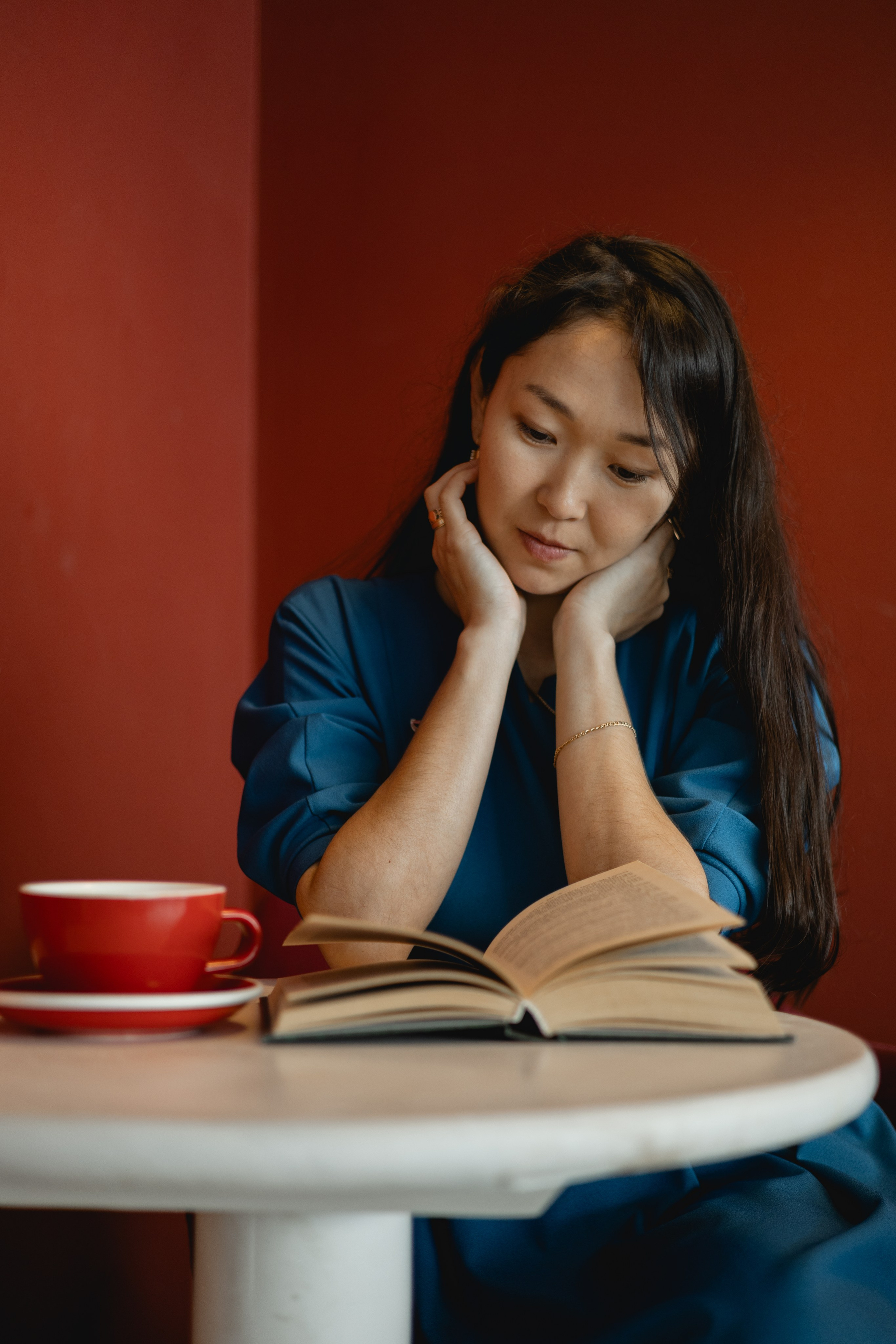 Съёмка в кафе, девушка читает книгу