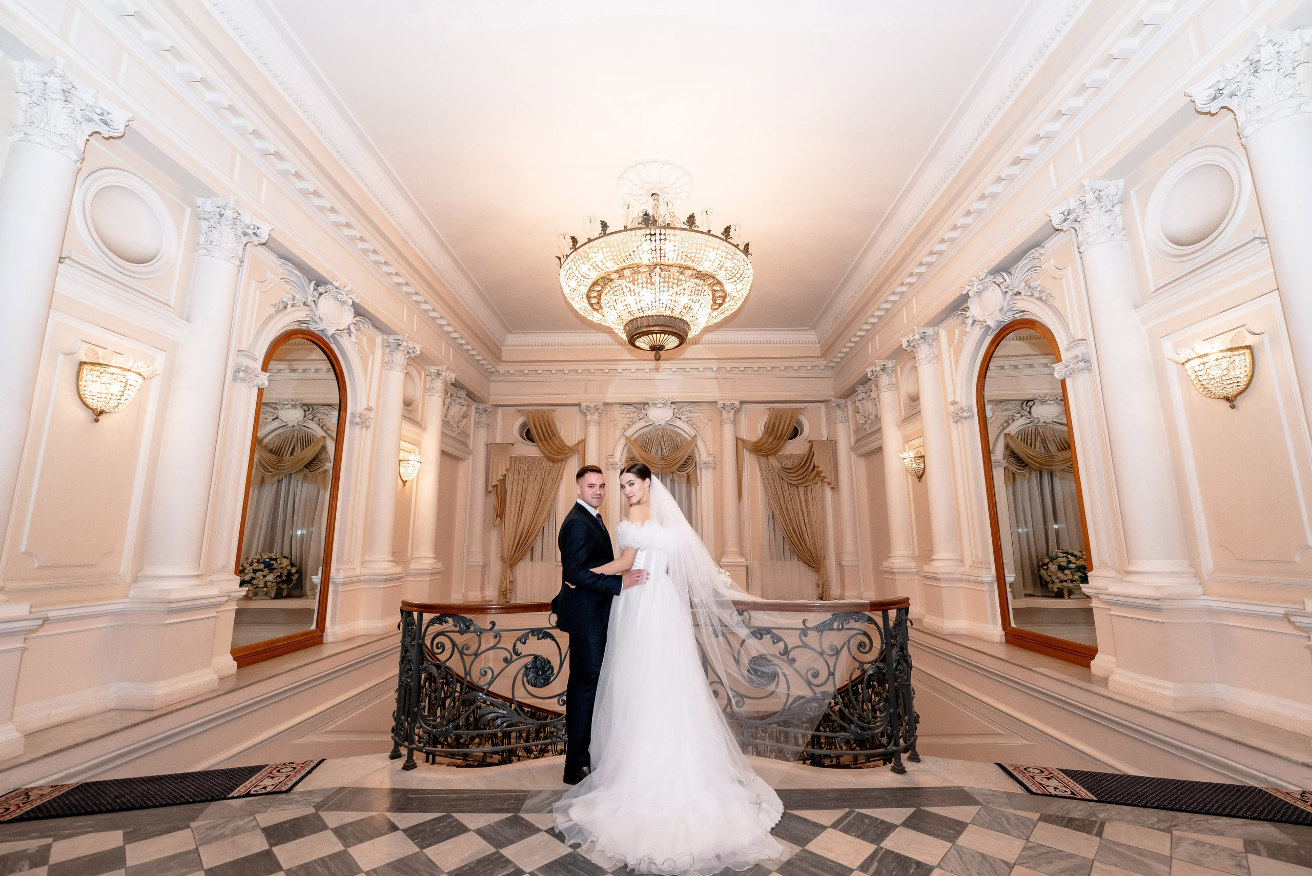 Осенняя великолепная свадебная прогулка жениха и невесты в октябре в Санкт-Петербурге в Михайловском парке и у Атлантов на Миллионной улице. Портретный, семейный и свадебный фотограф в Санкт-Петербурге и в Пушкине Ширяев Денис