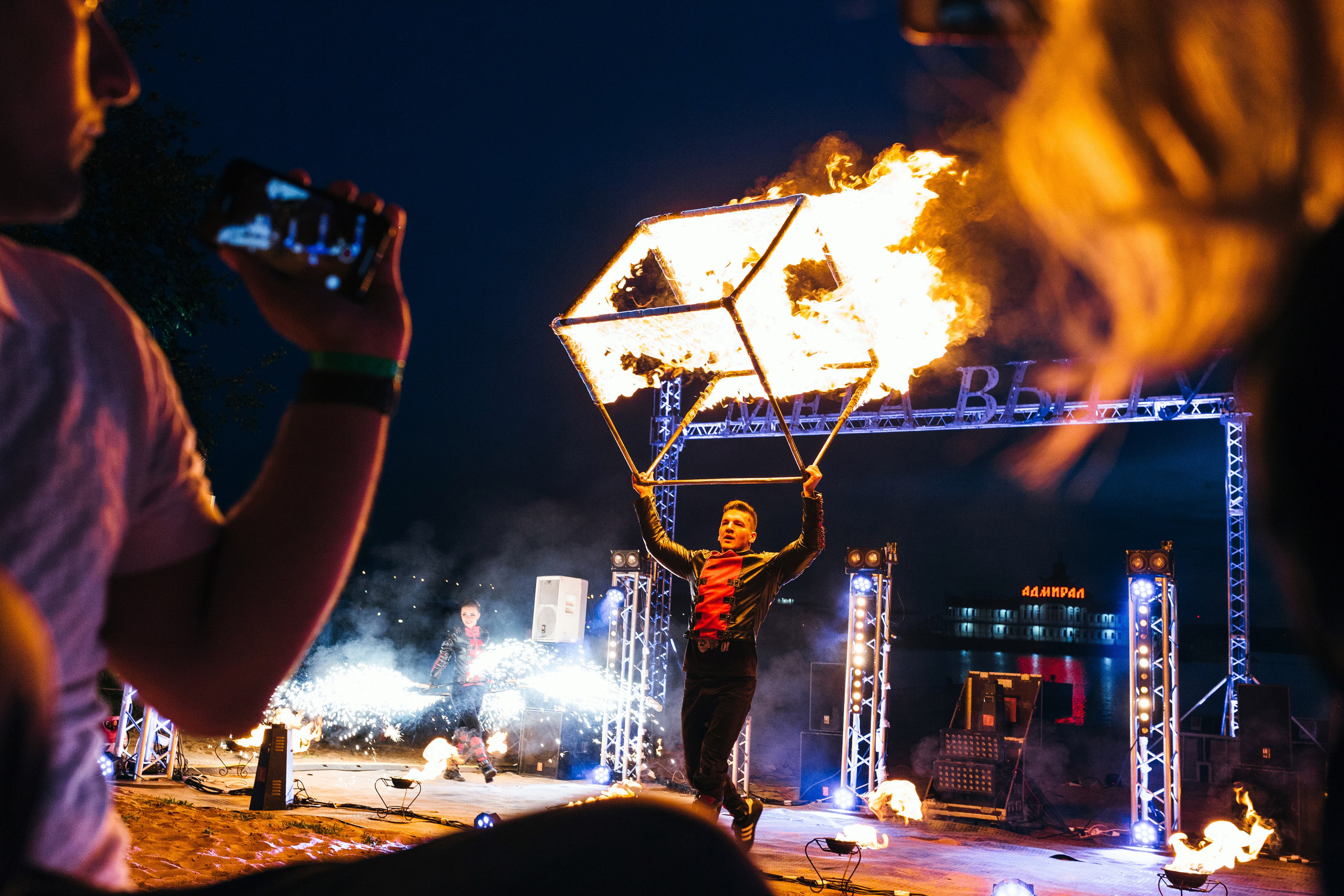 Фотограф на выпускной в Москве, заказать услуги фотосъёмки — Цены и стоимость услуг профессионального фотографа на выпускной