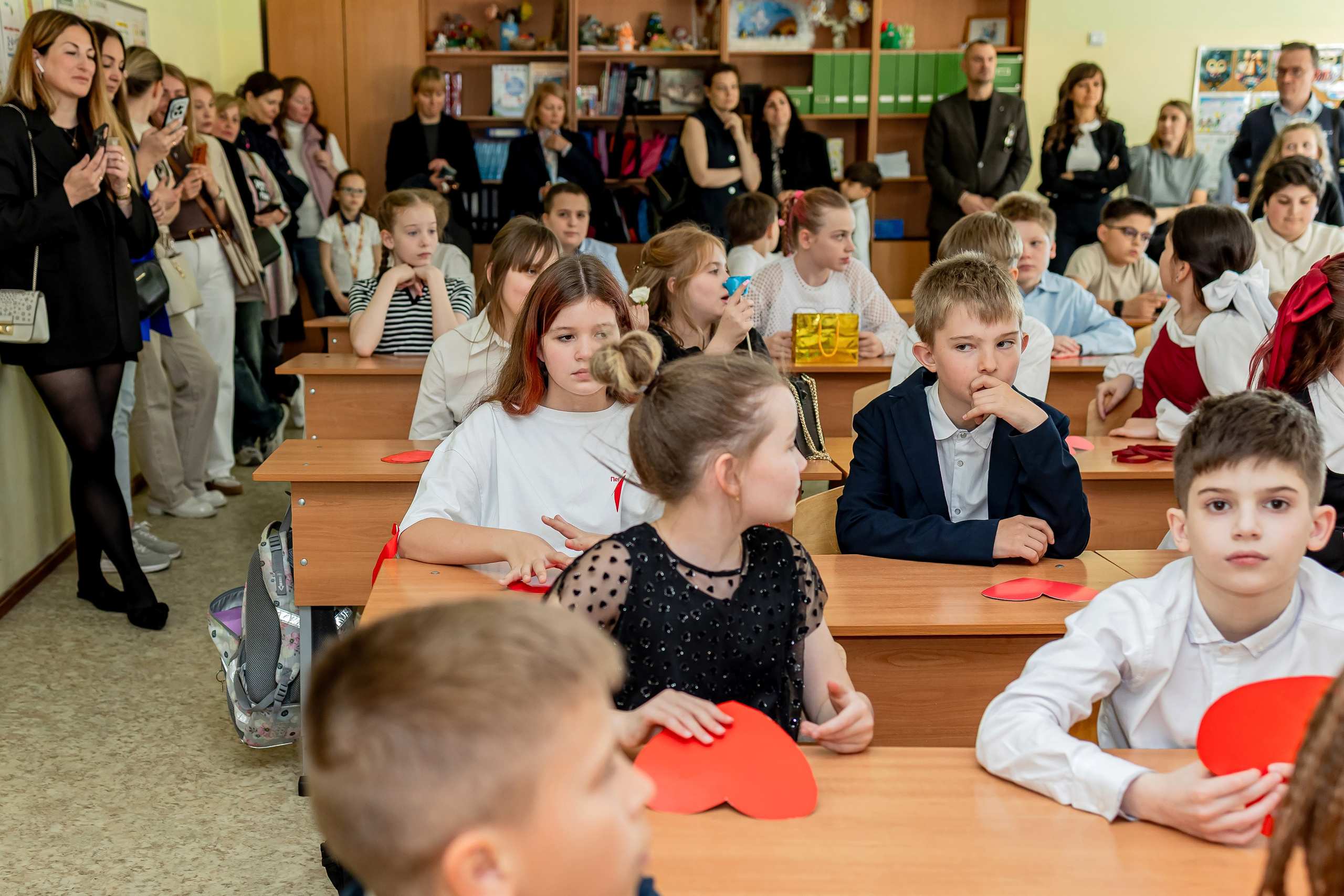 Выпускной в начальной школе в классе. Фотограф и видеограф Москва. Свадебный фотограф, видеограф. Выпускные альбомы. Оживающие альбомы