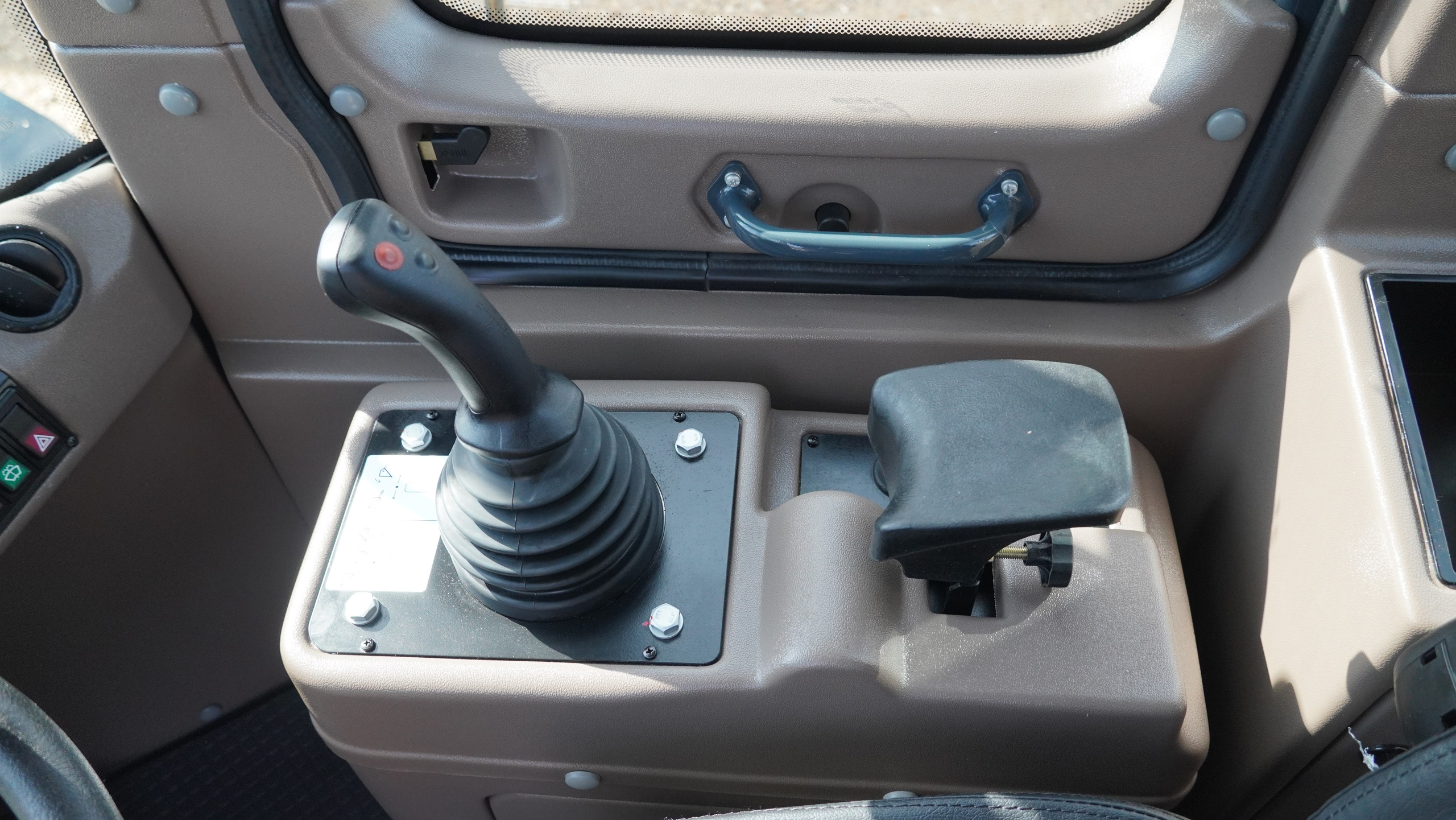 Фото фронт.погр. 956. Продажа и обслуживание грузовой техники и спецтехники в г. Новосибирск компания СТИ