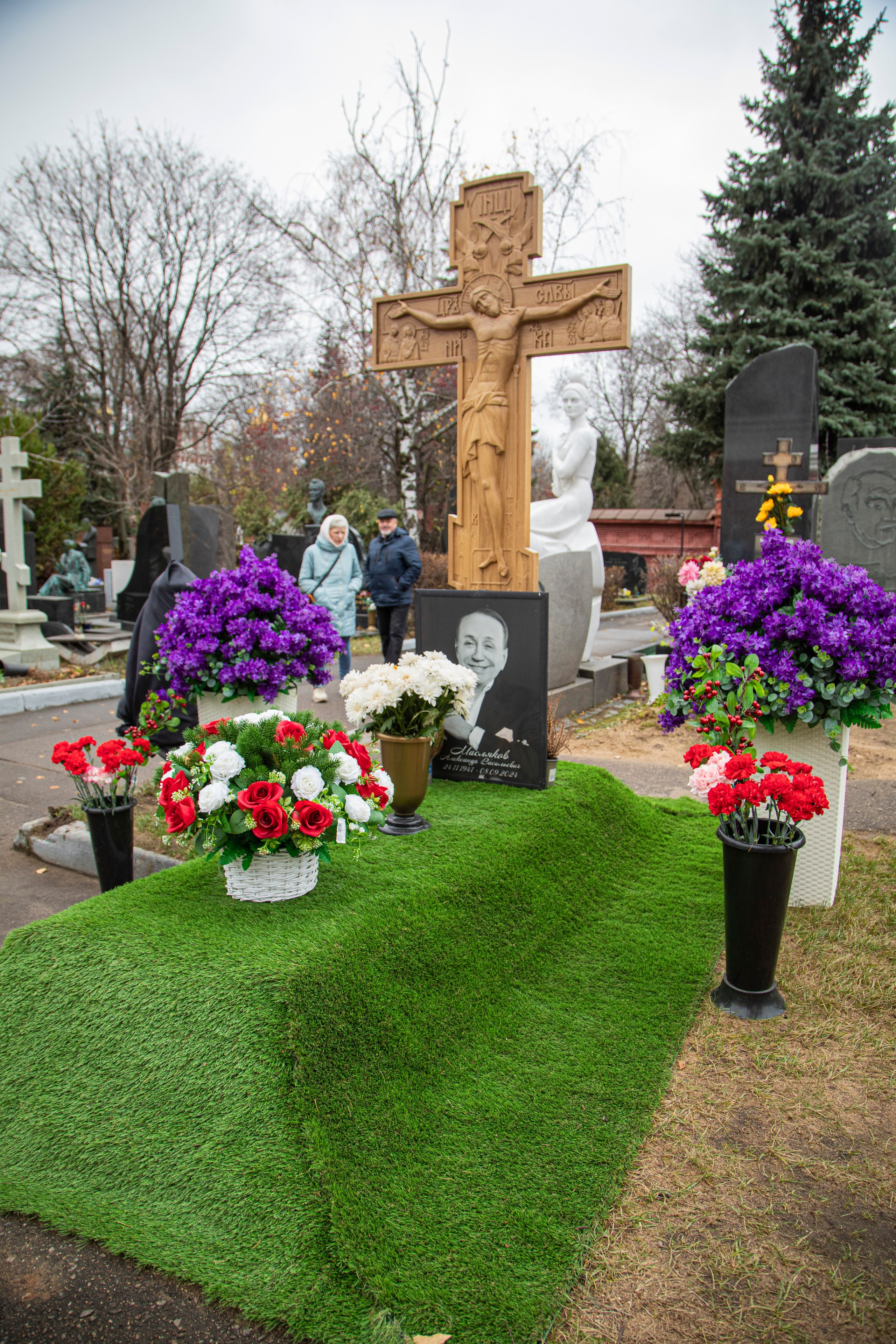 Осенняя прогулка по Новодевичьему кладбищу. Фотограф Сергей Ловкий