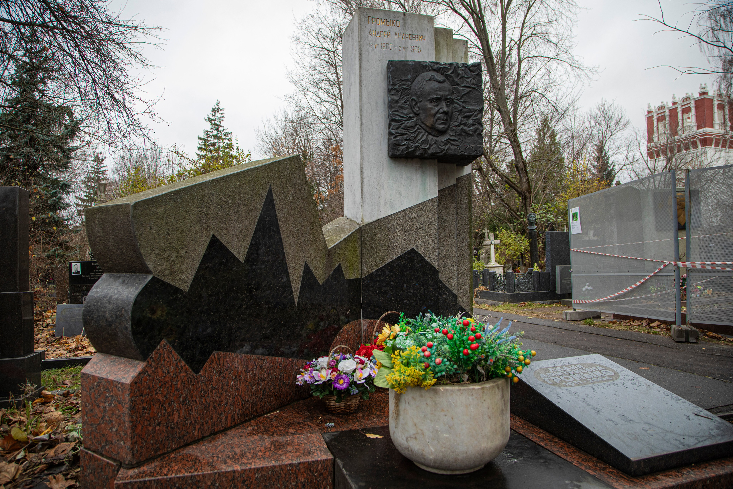 Осенняя прогулка по Новодевичьему кладбищу. Фотограф Сергей Ловкий