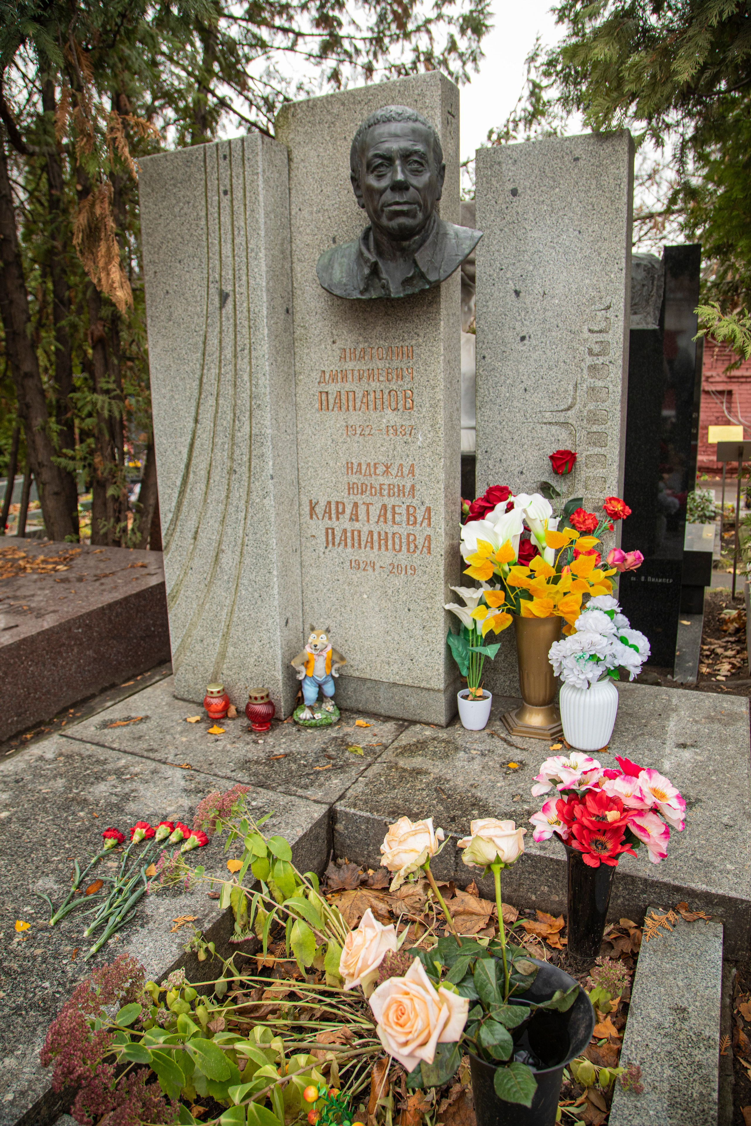 Осенняя прогулка по Новодевичьему кладбищу. Фотограф Сергей Ловкий