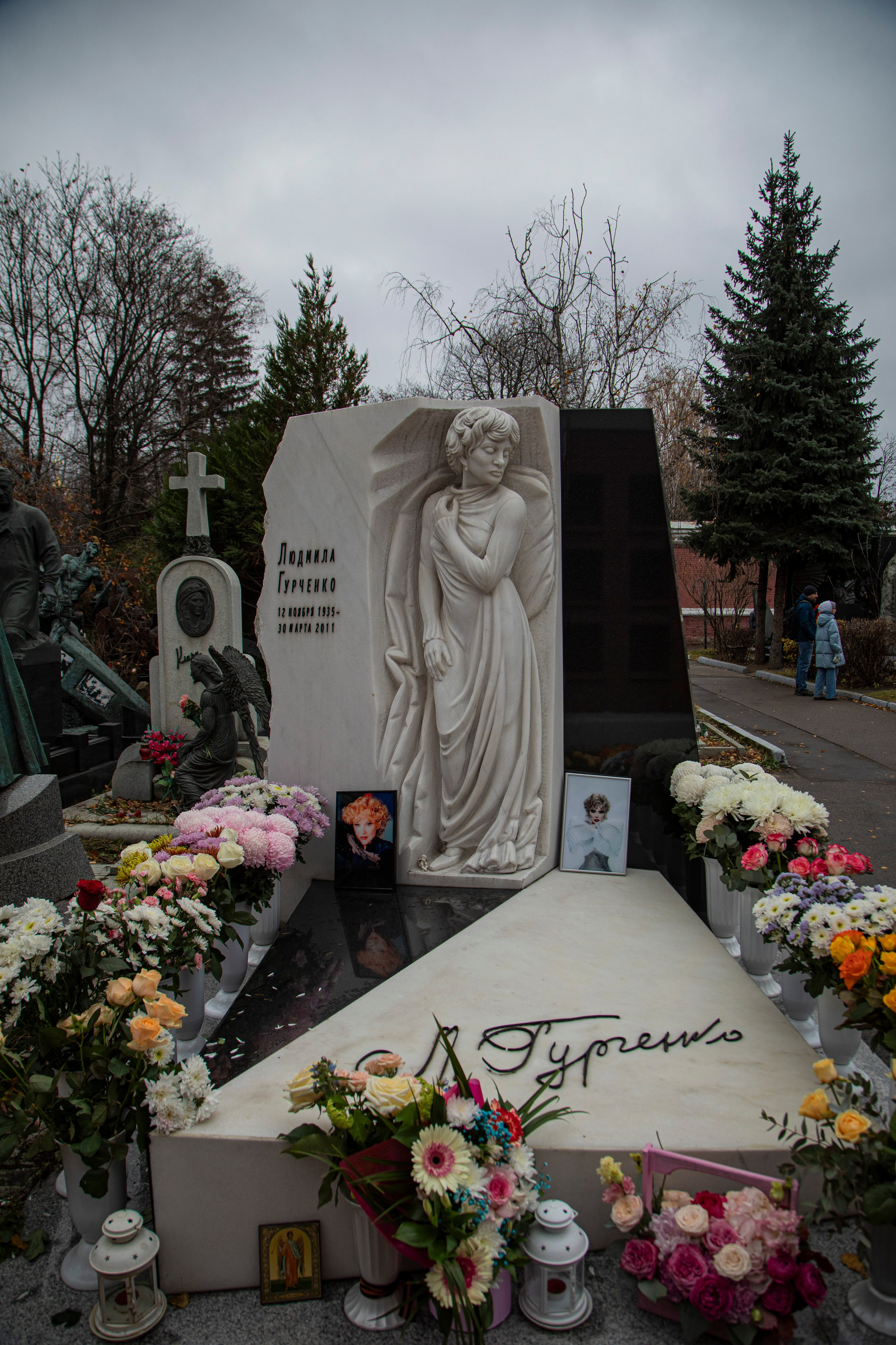 Осенняя прогулка по Новодевичьему кладбищу. Фотограф Сергей Ловкий