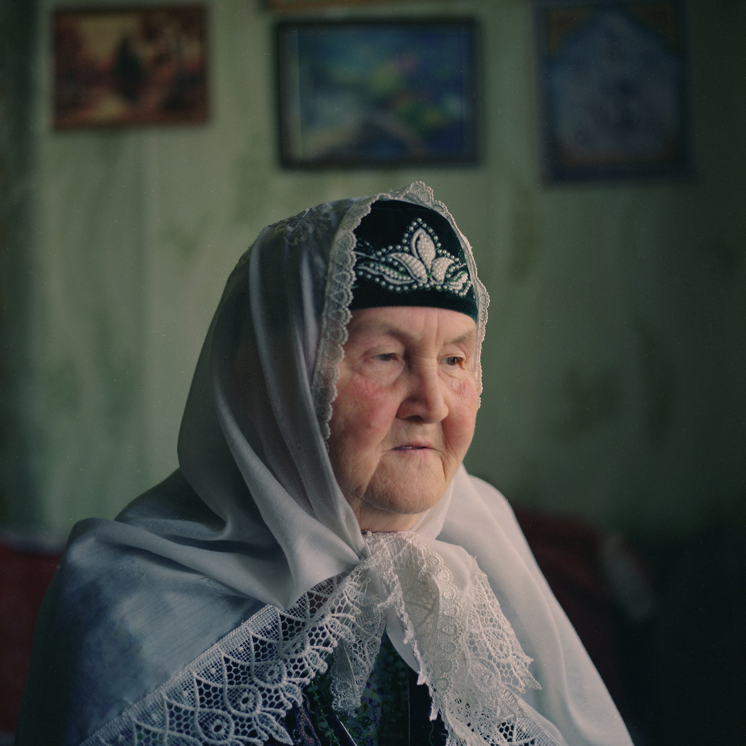 Женщина из Кестыма, самой северной татарской деревни в России, в традиционном наряде. Сейчас такие одежды мало у кого сохранились и надеваются только по праздникам, в то время как до революции 1917 года так одевались почти все жительницы села.