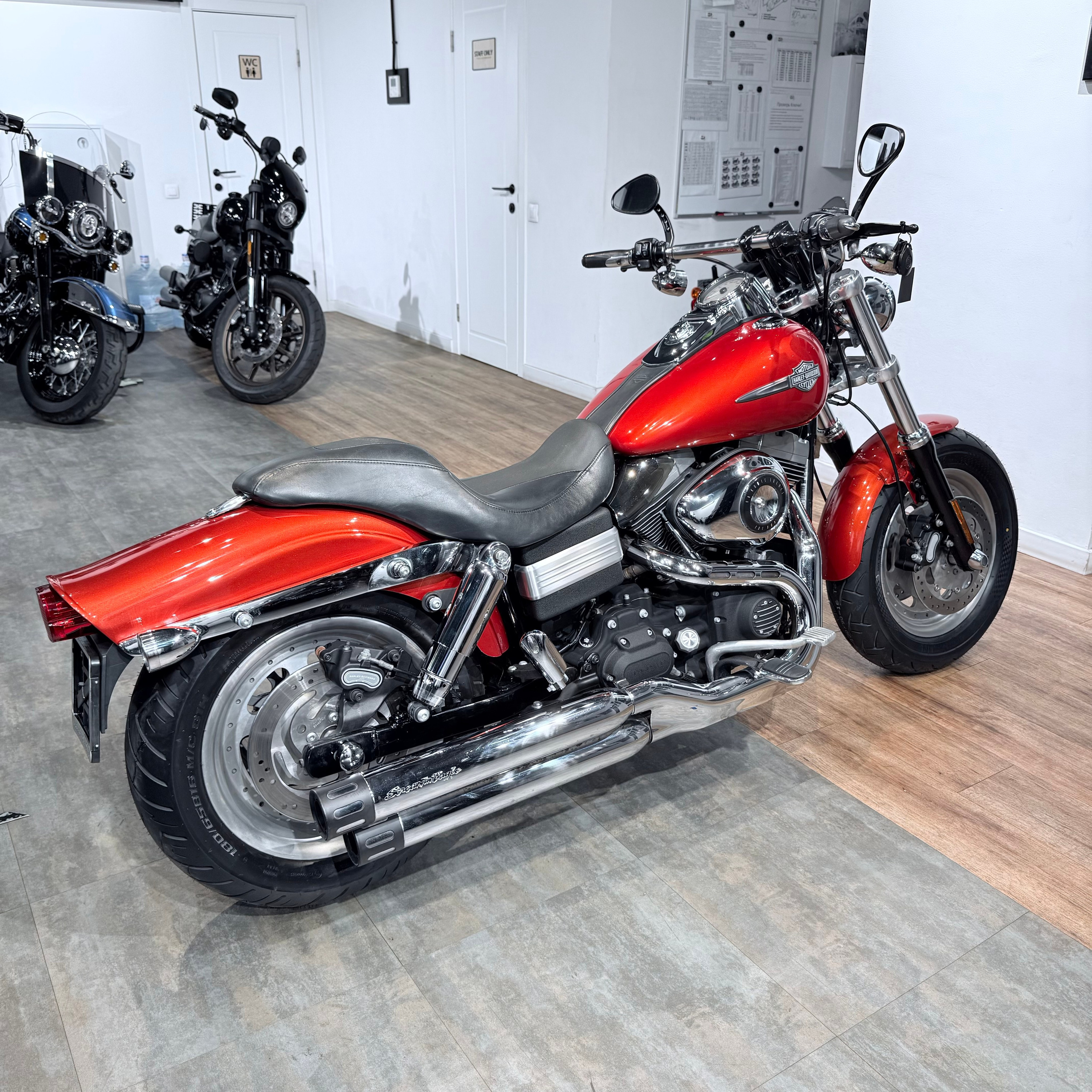 Купить Harley-Davidson 2010 Fat Bob Orаngе Lаva (Touring) — подробнее на сайте. Hello Davidson, Москва. Только хорошие мотоциклы…