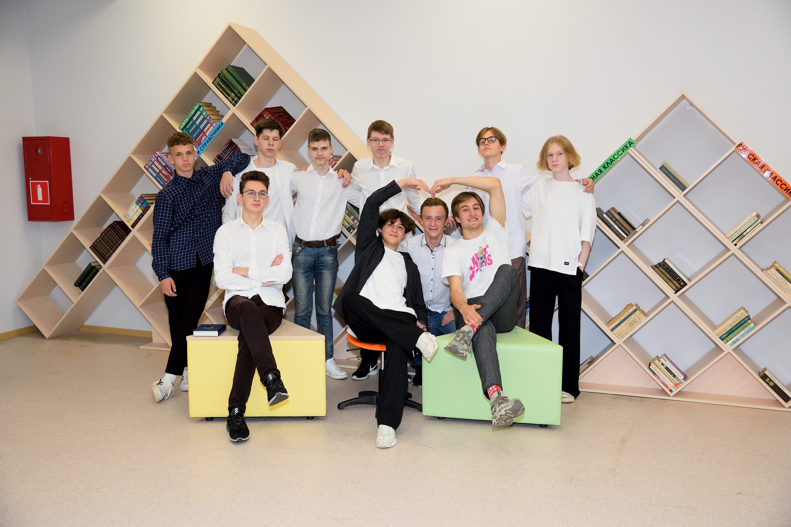 2022 МБОУ Лицей «ФТШ» г. Обнинска класс 9"Х» Папка Трюмо 21×30. Выпускные альбомы для школ и детских садов Александр и Динара