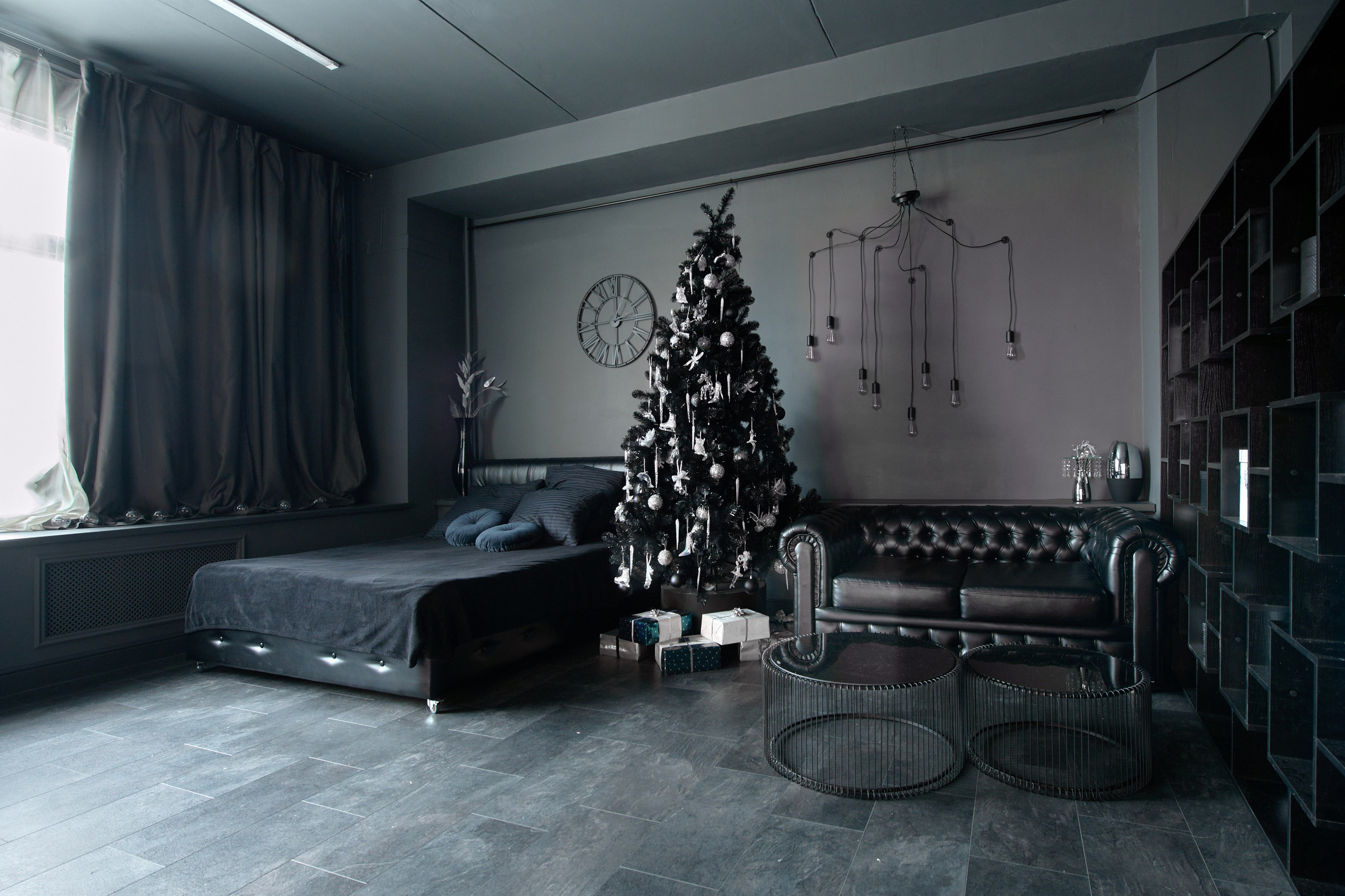 DАRК — зал 60 м² фотостудии в Москве с большими окнами, серыми стенами, потолком и полом, подходит для съемки с естественным светом. ВИЗУАЛИЗАТОР БРЕНДА: ФОТОГРАФ | ИМИДЖМЕЙКЕР| СТИЛИСТ МОСКВА