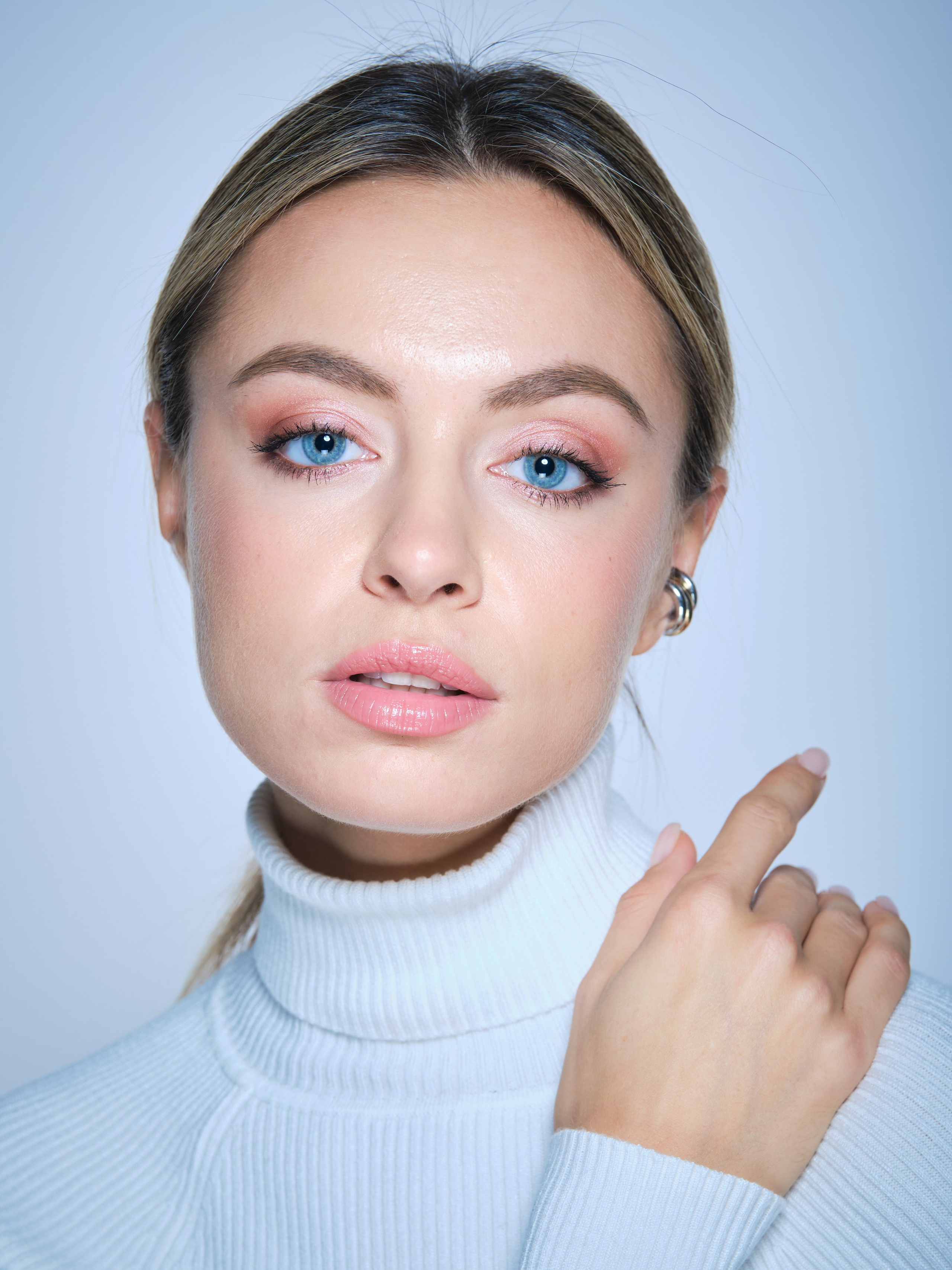 Профессиональный портрет молодой женщины для соцсетей и личного бренда | Студийная фотосессия для создания выразительного, делового или эмоционального образа