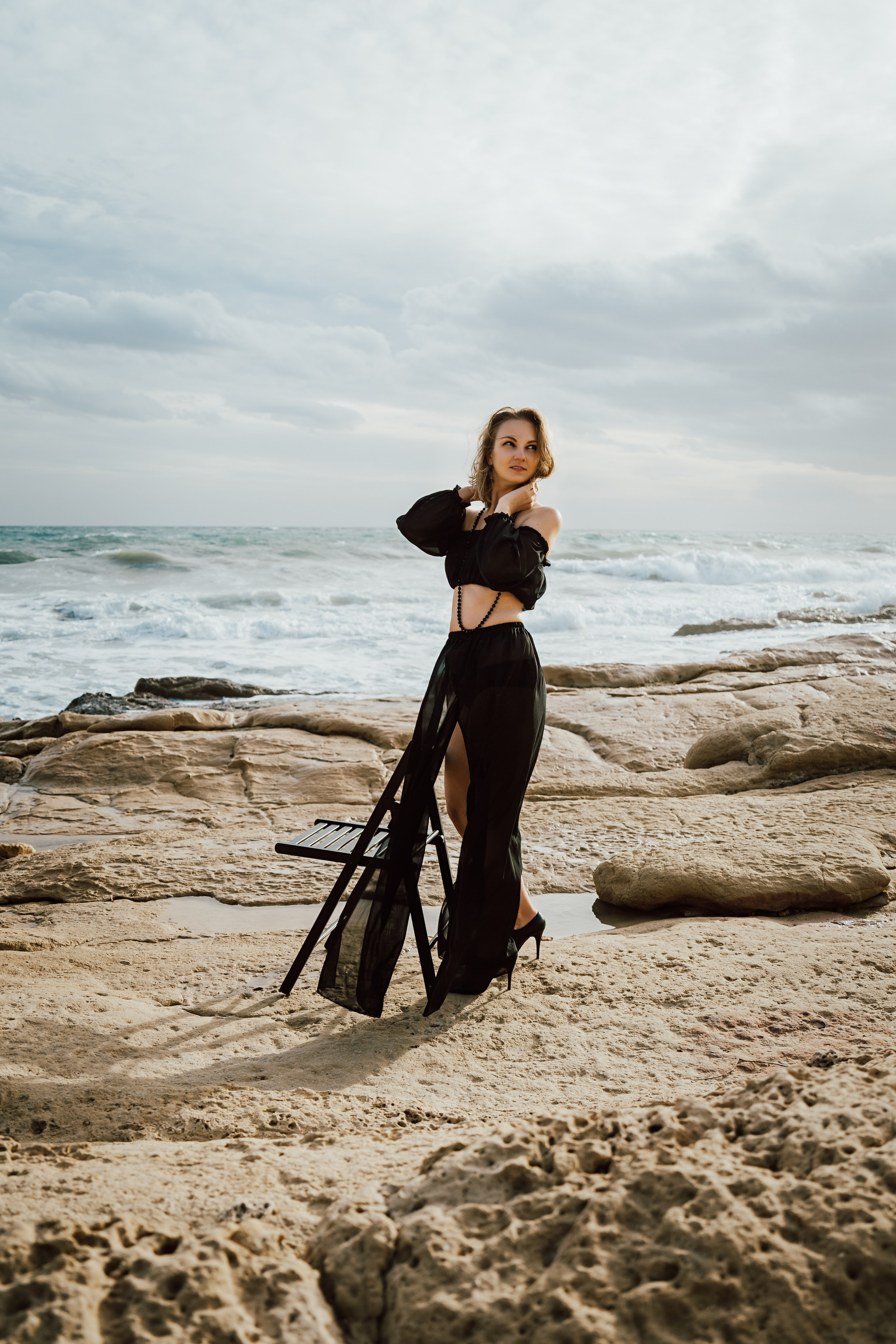 портрет девушки на берегу моря в Аликанте